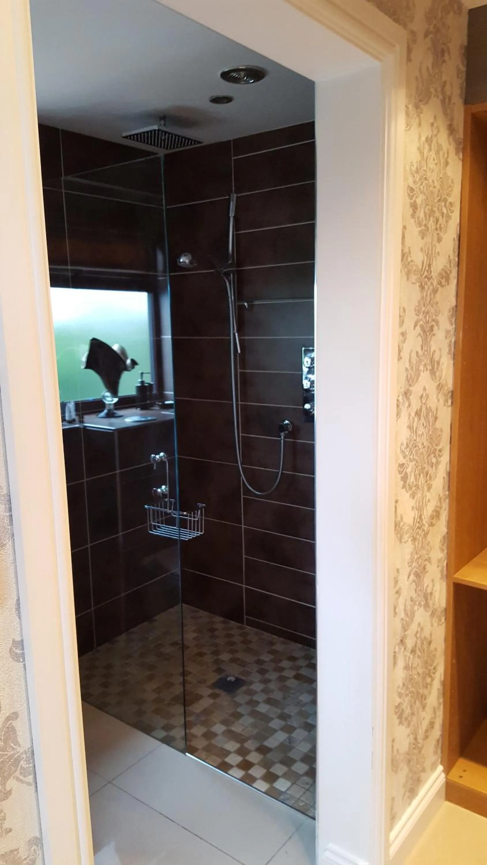 Facility for disabled guests in The White Dove Bed and Breakfast with Glamping Newark showground