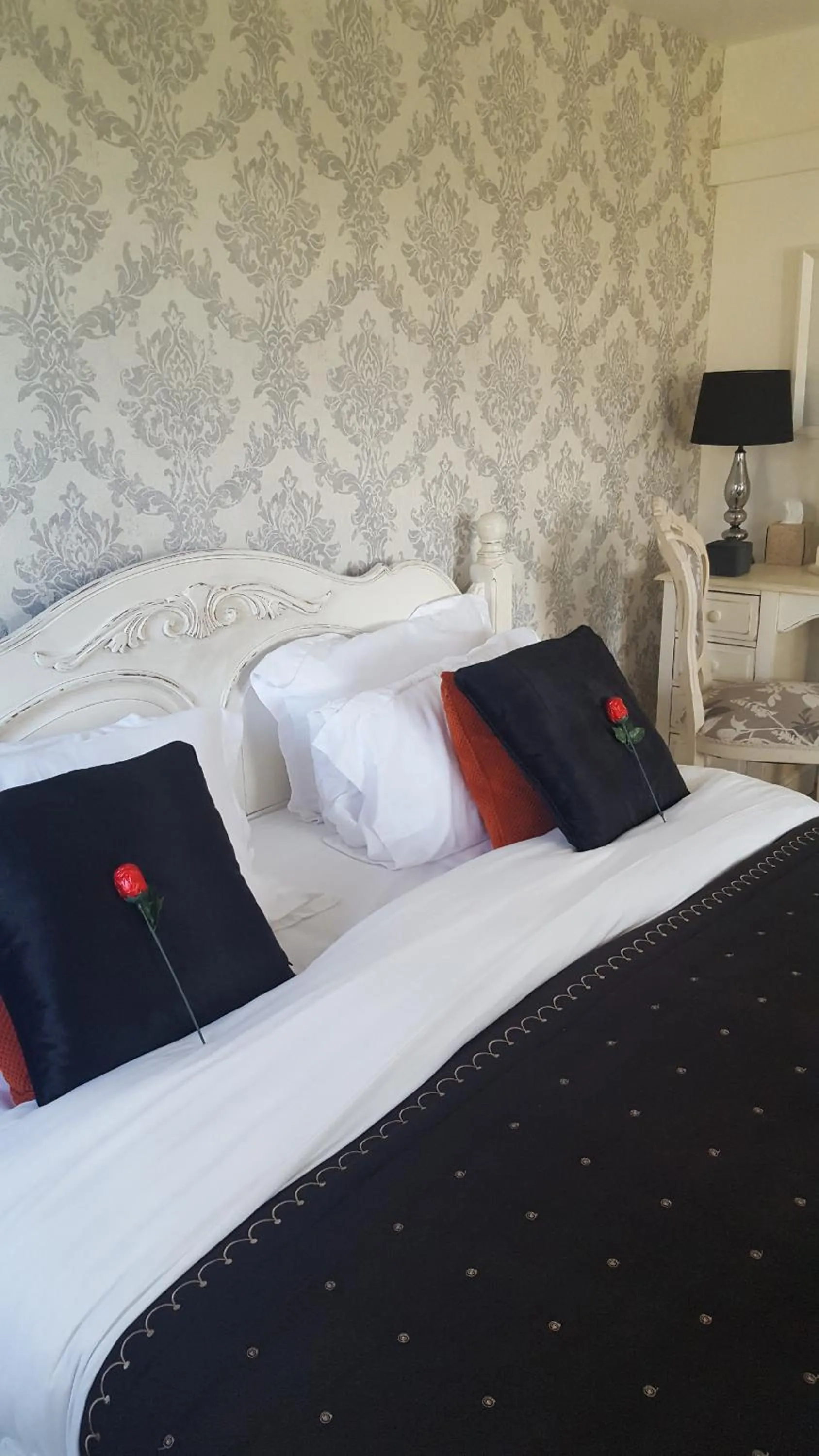 Bed in The White Dove Bed and Breakfast with Glamping Newark showground