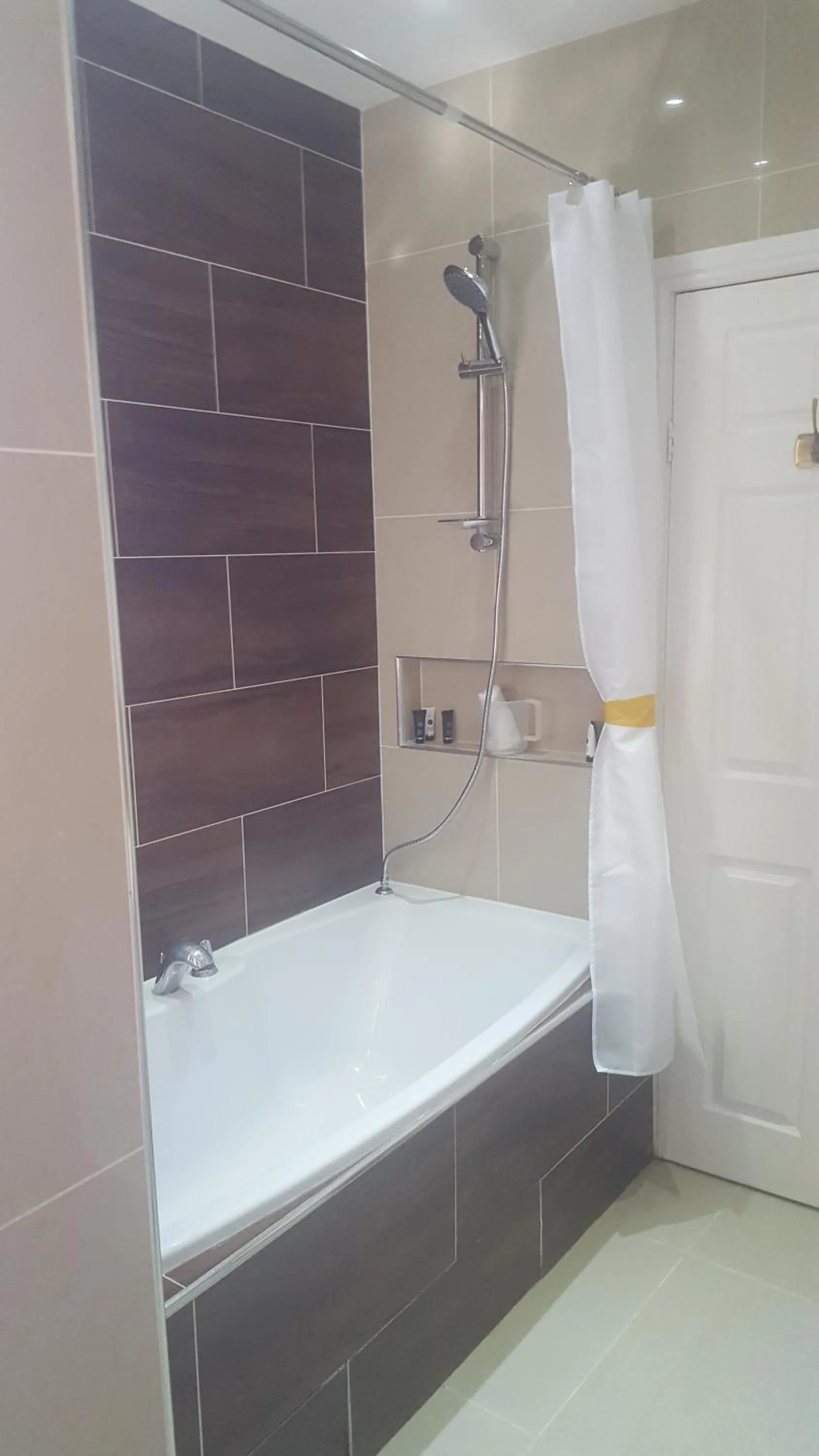 Bathroom in The White Dove Bed and Breakfast with Glamping Newark showground