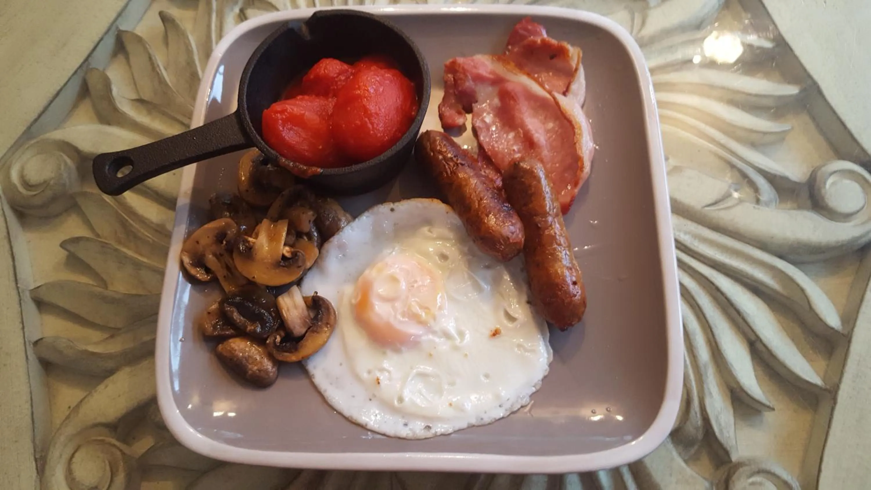 English/Irish breakfast in The White Dove Bed and Breakfast with Glamping Newark showground