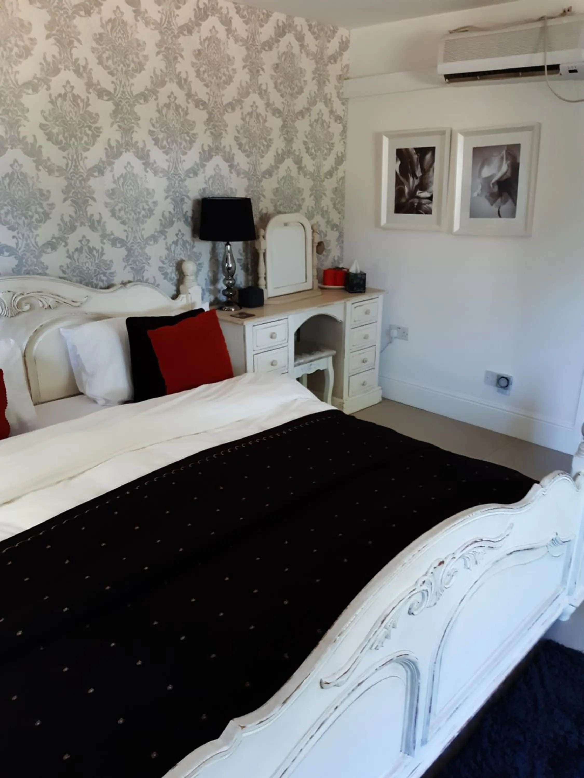 Bed in The White Dove Bed and Breakfast with Glamping Newark showground