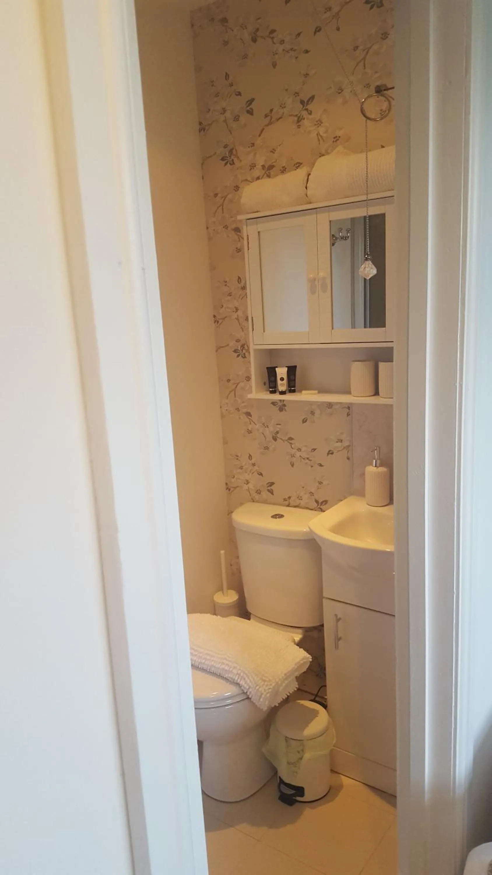 Toilet in The White Dove Bed and Breakfast with Glamping Newark showground