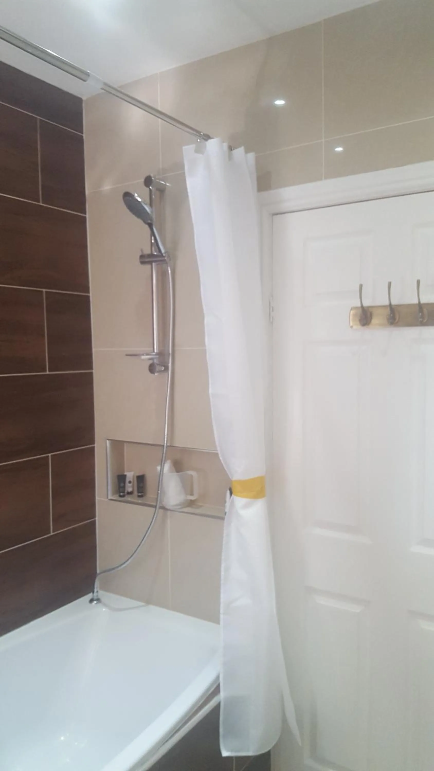 Shower in The White Dove Bed and Breakfast with Glamping Newark showground