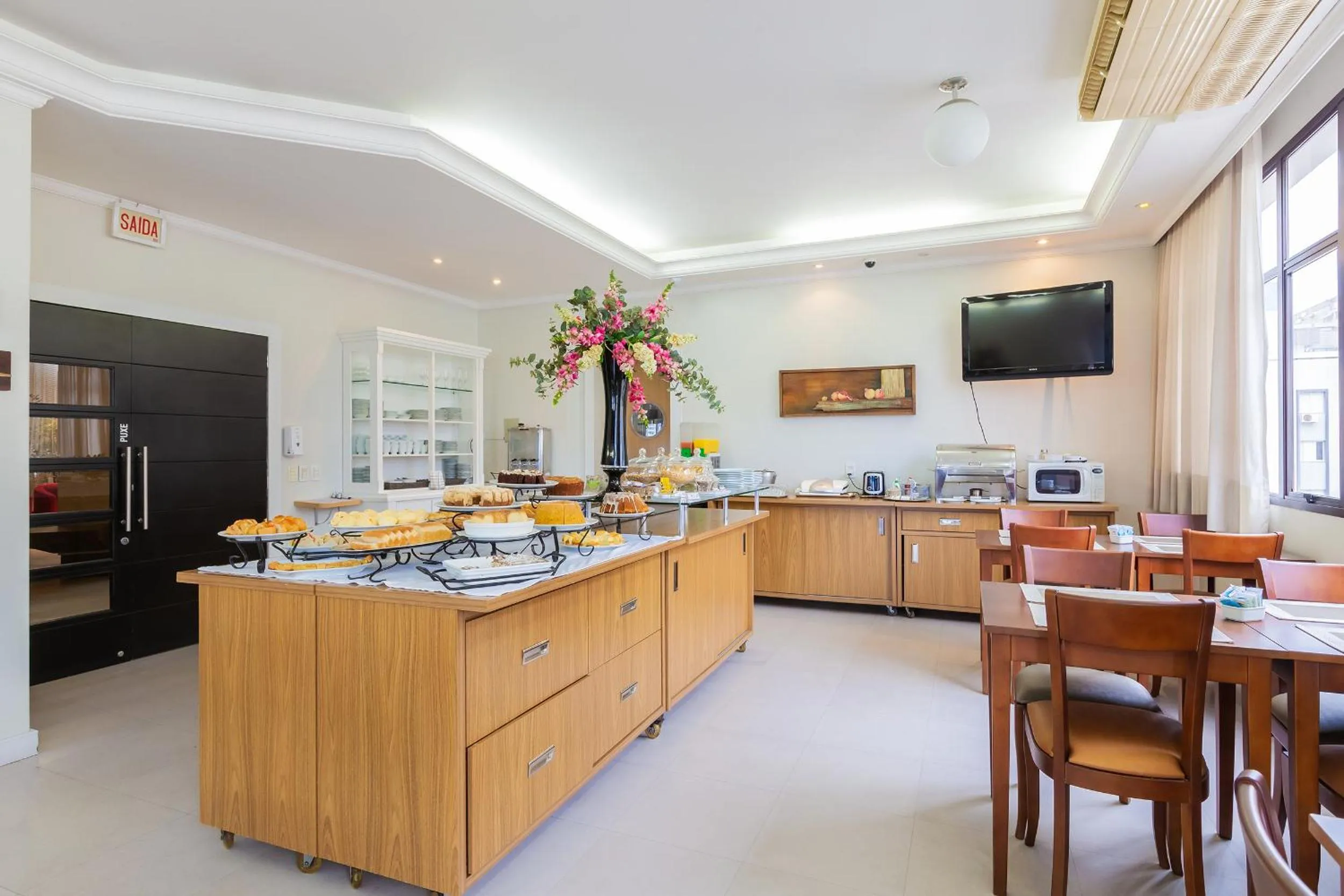 Buffet breakfast in Tri Hotel Executive Criciúma