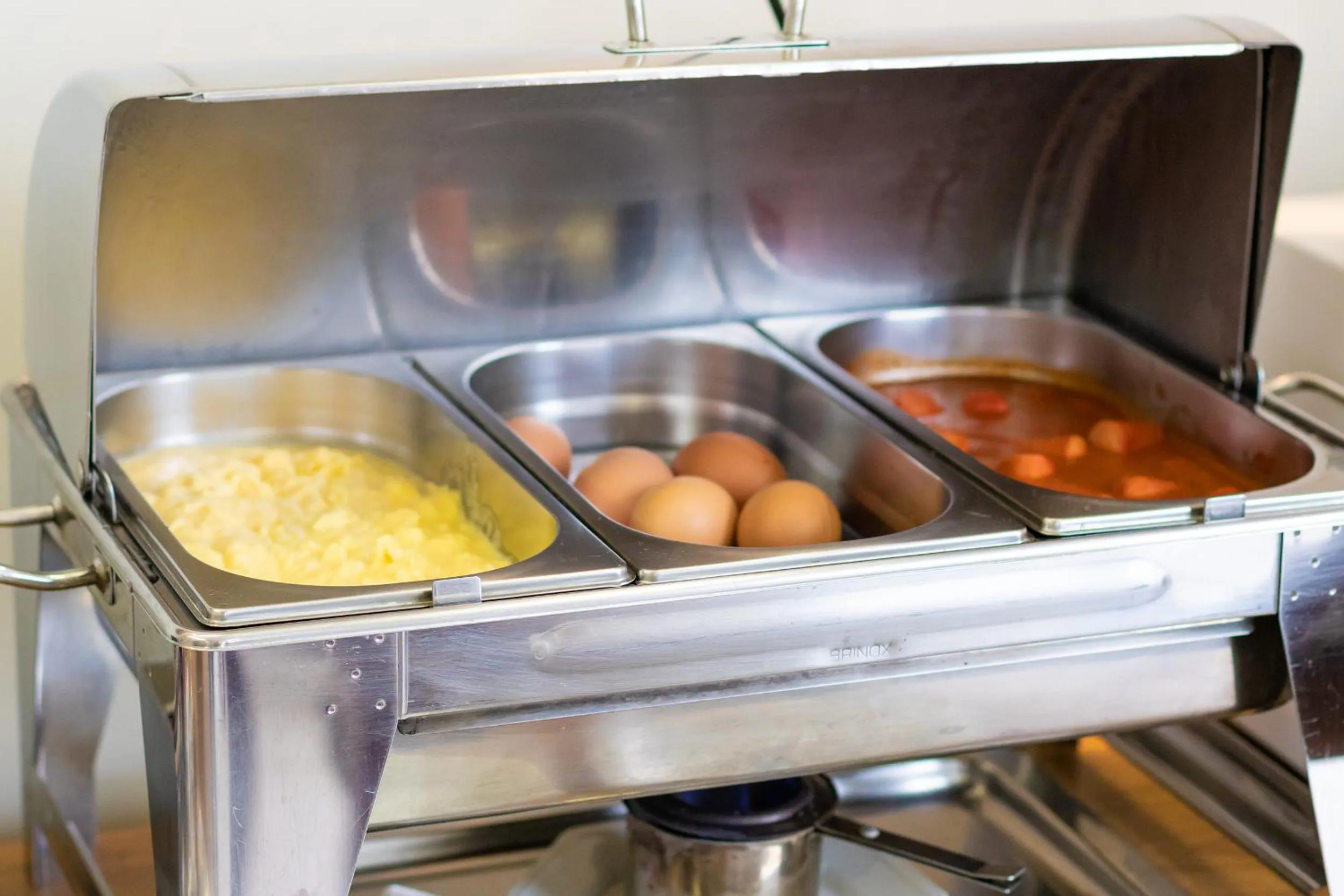 Buffet breakfast in Tri Hotel Executive Criciúma