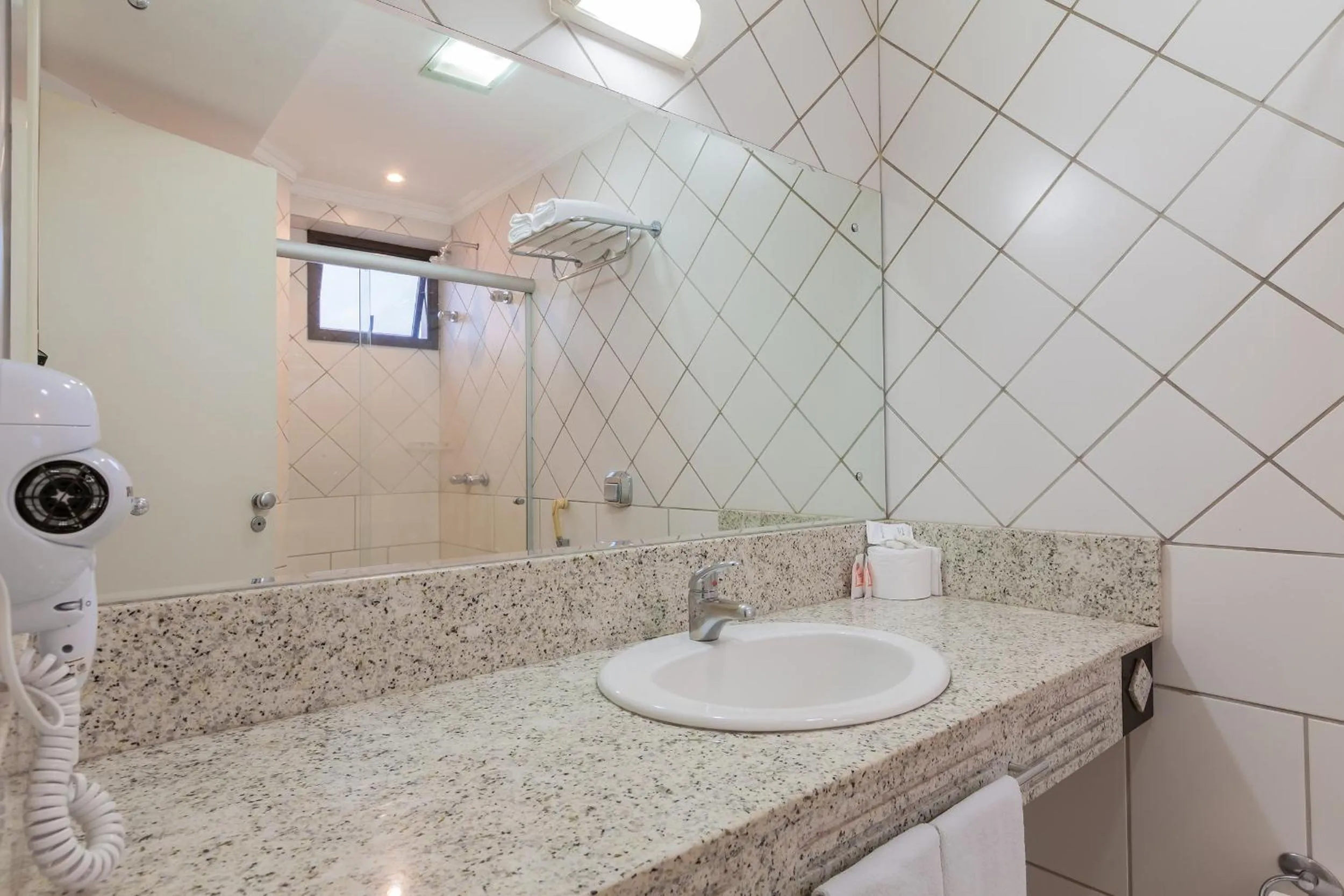 Bathroom in Tri Hotel Executive Criciúma