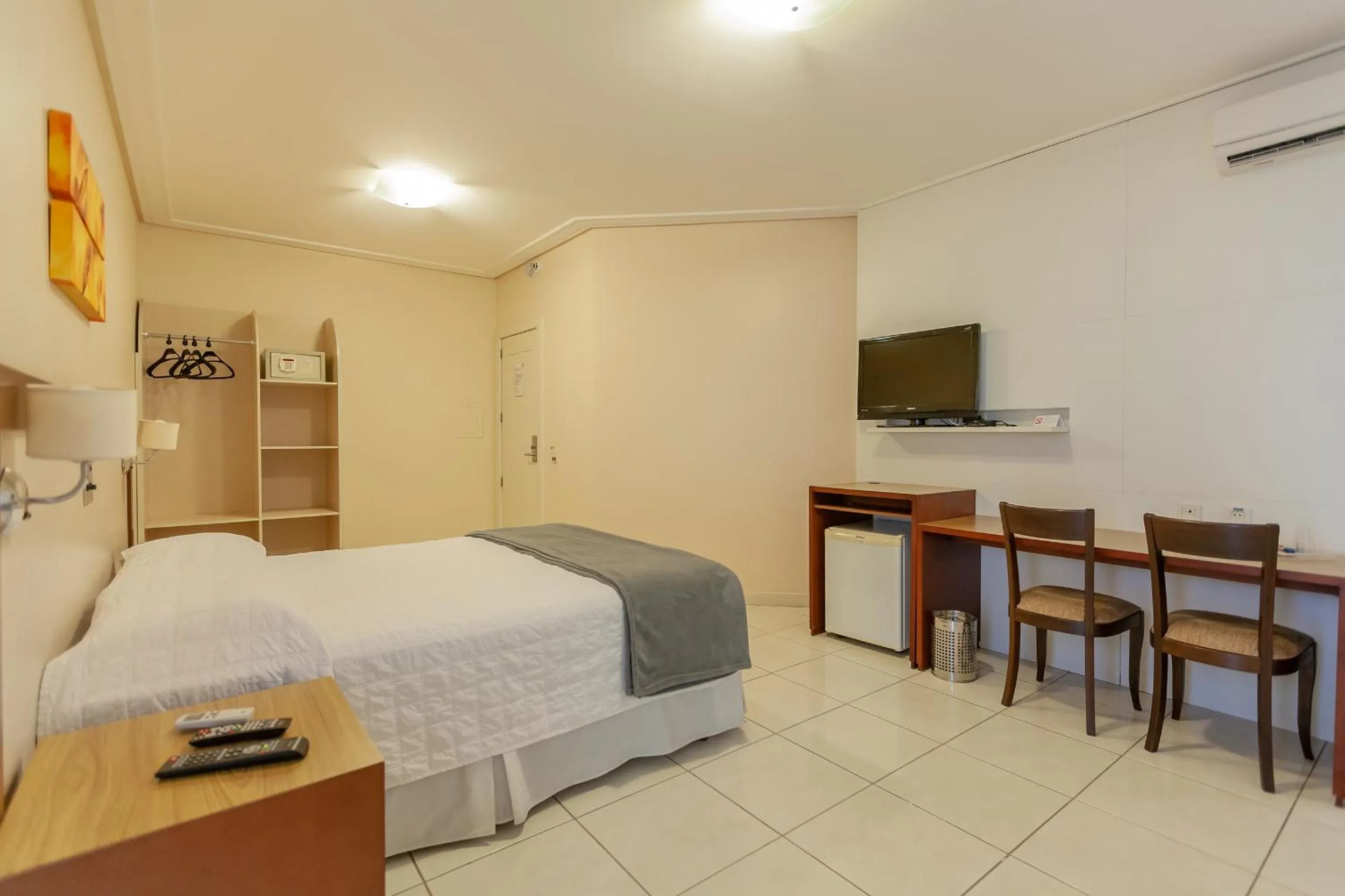 TV and multimedia, Bed in Tri Hotel Executive Criciúma