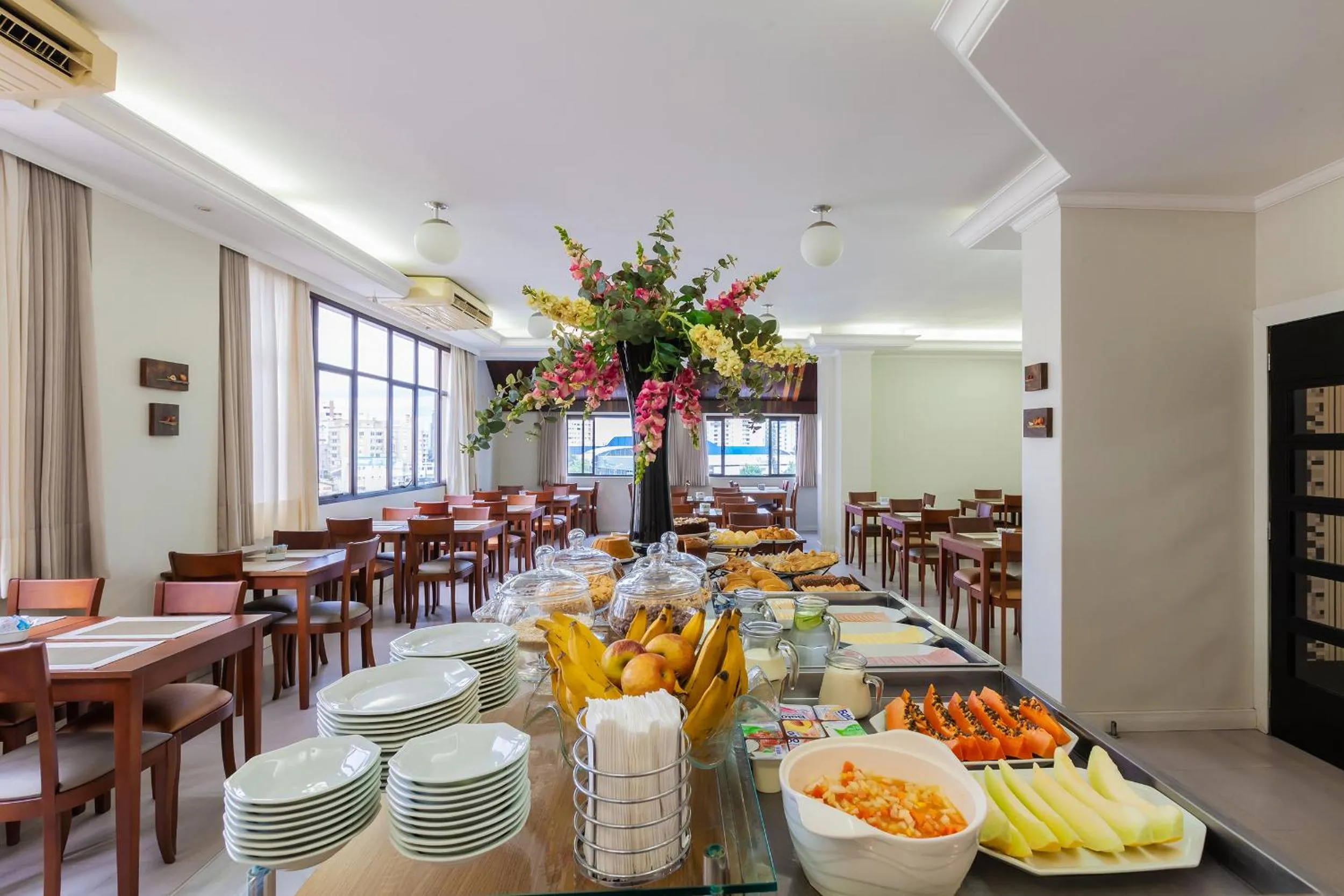 Buffet breakfast in Tri Hotel Executive Criciúma
