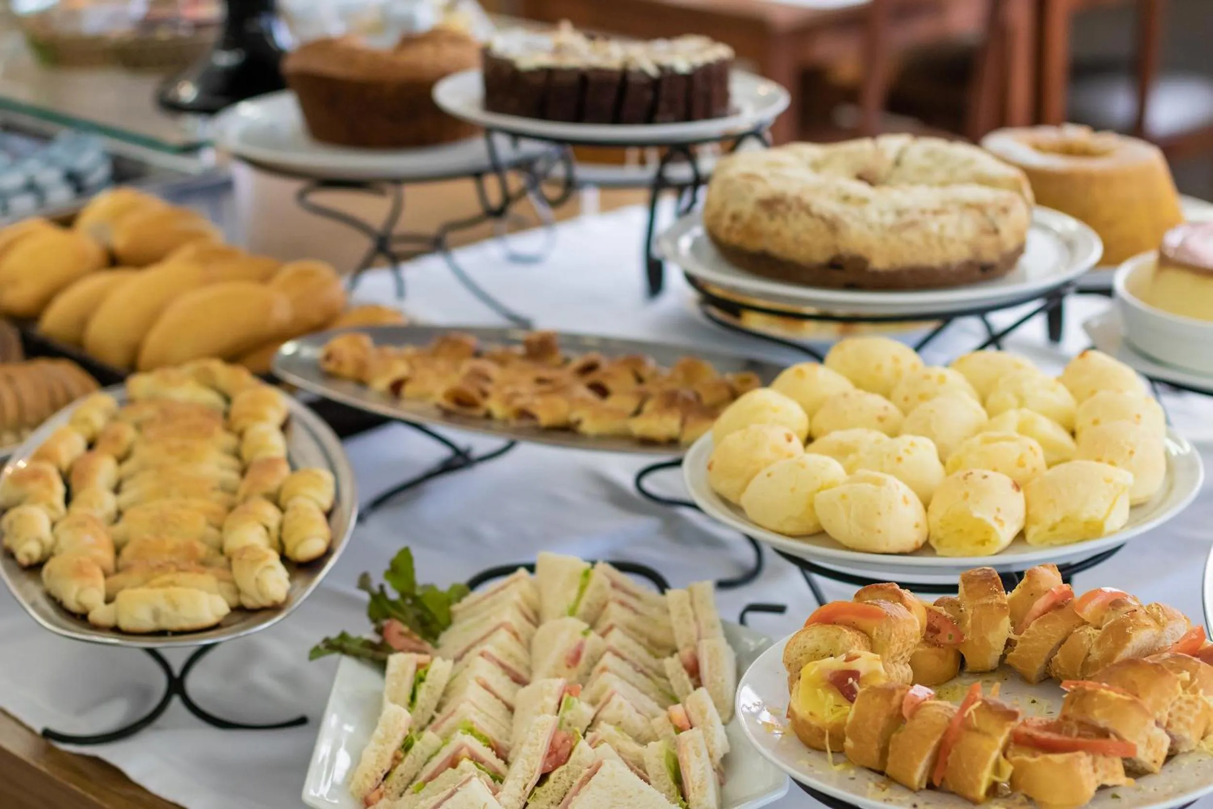 Buffet breakfast in Tri Hotel Executive Criciúma