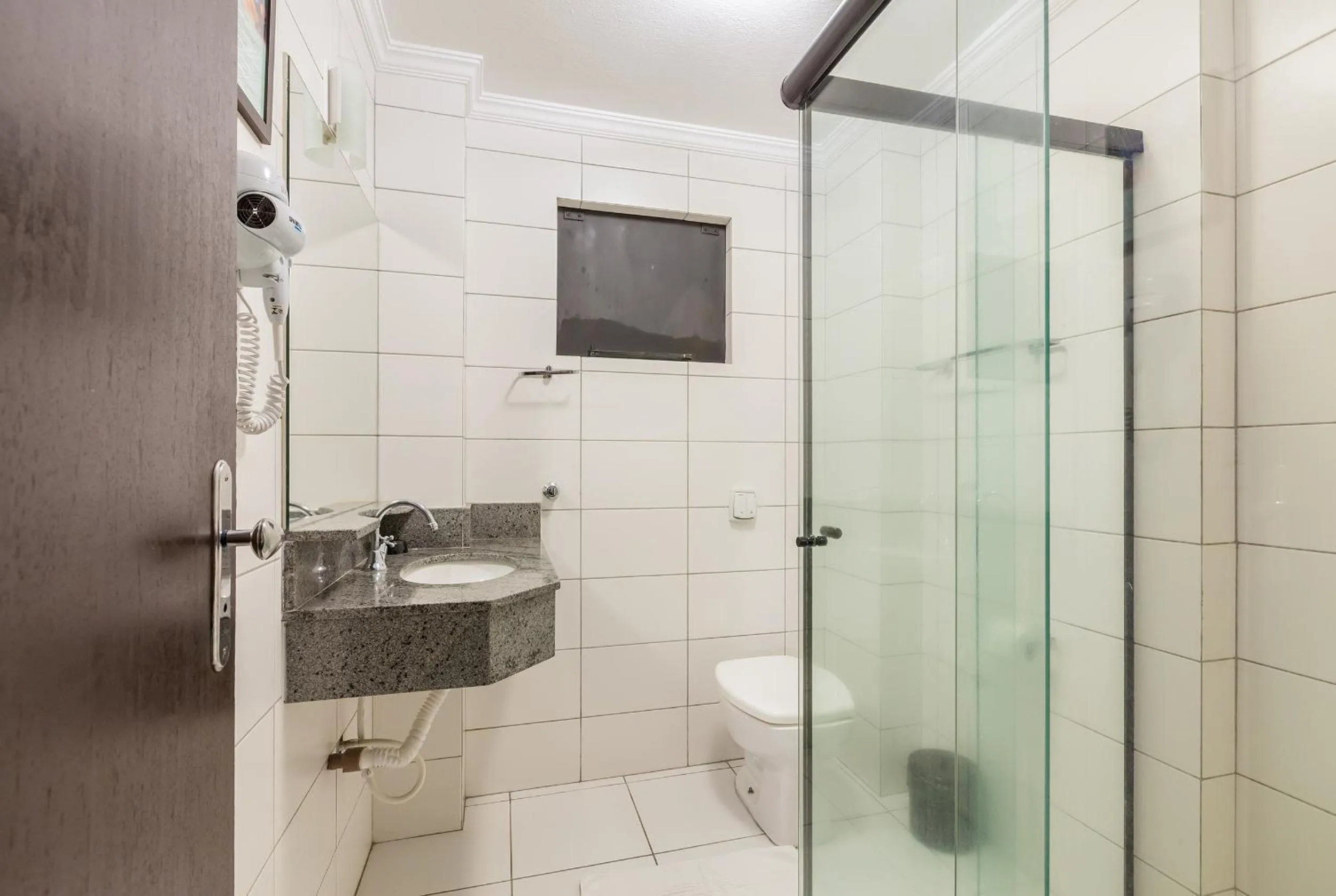 Toilet in Tri Hotel Criciúma