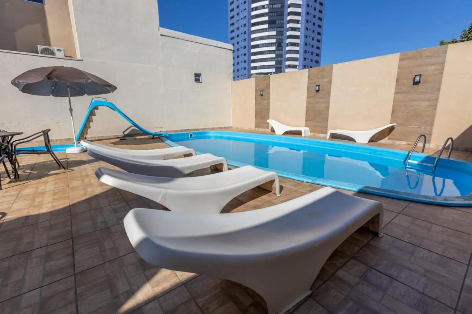 Swimming pool in Hotel Lawrence