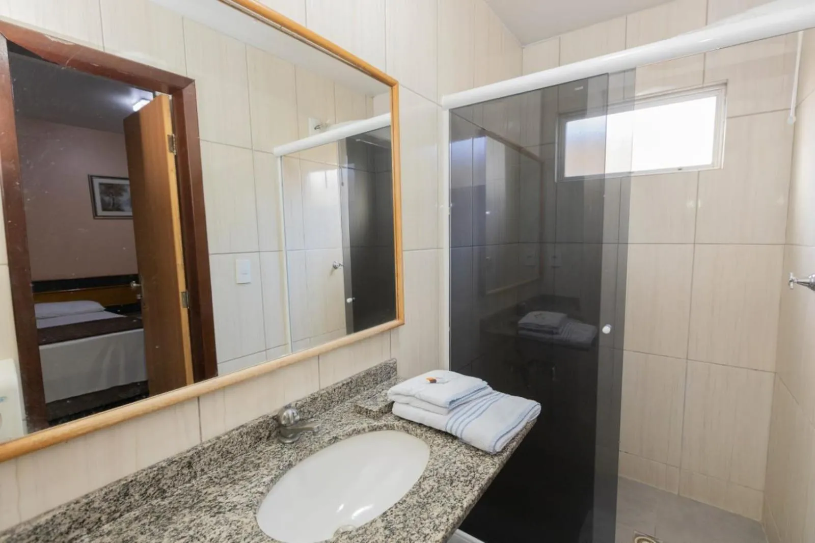 Shower in Hotel Lawrence