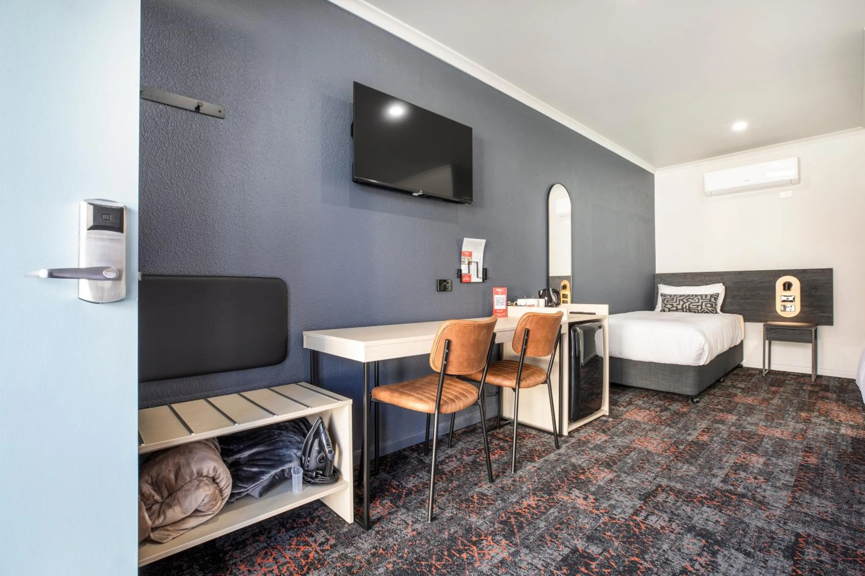 Bedroom, Bed in Nightcap at Horse & Jockey Hotel Warwick