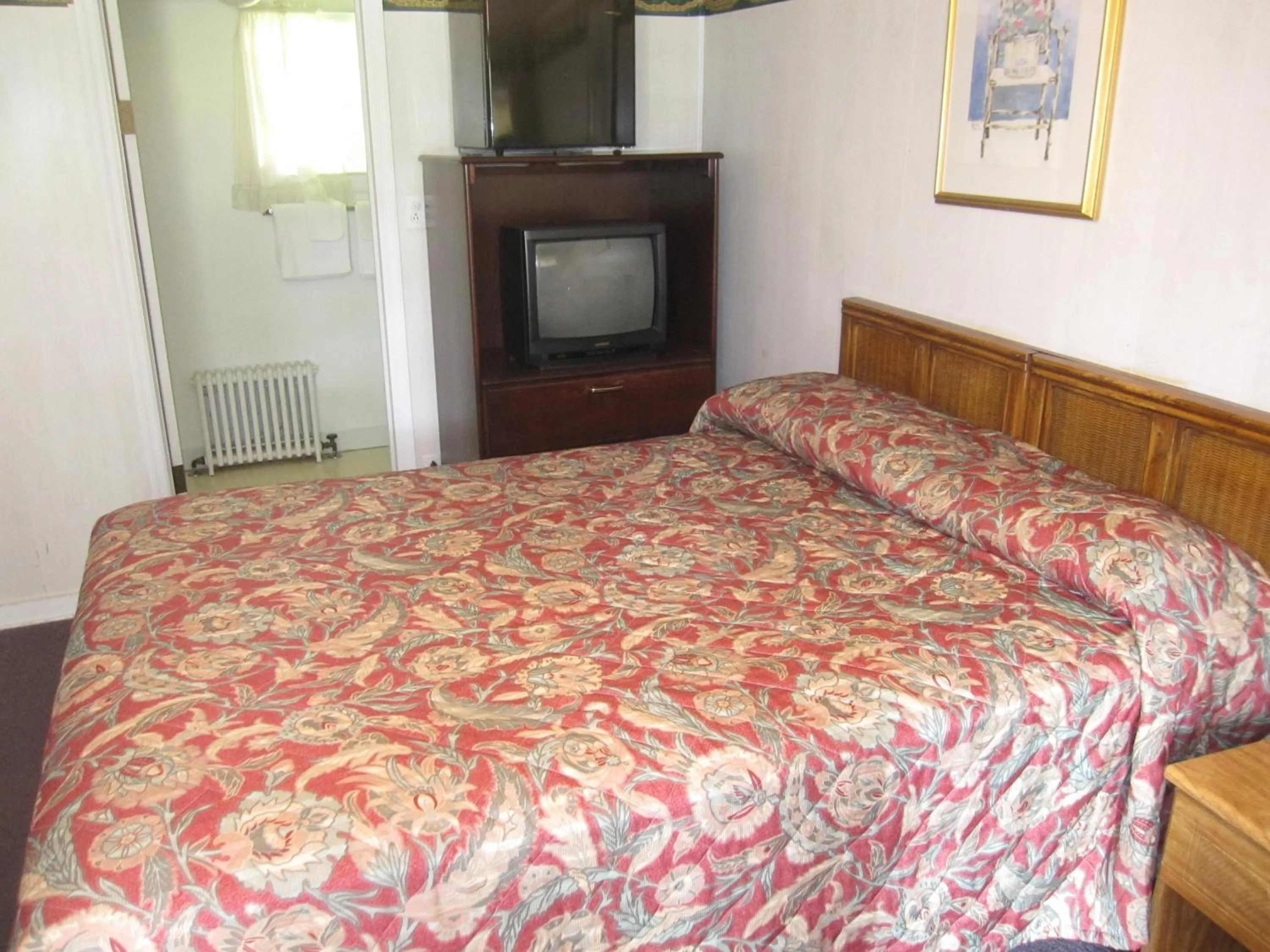 Bed in Pinecrest Motel