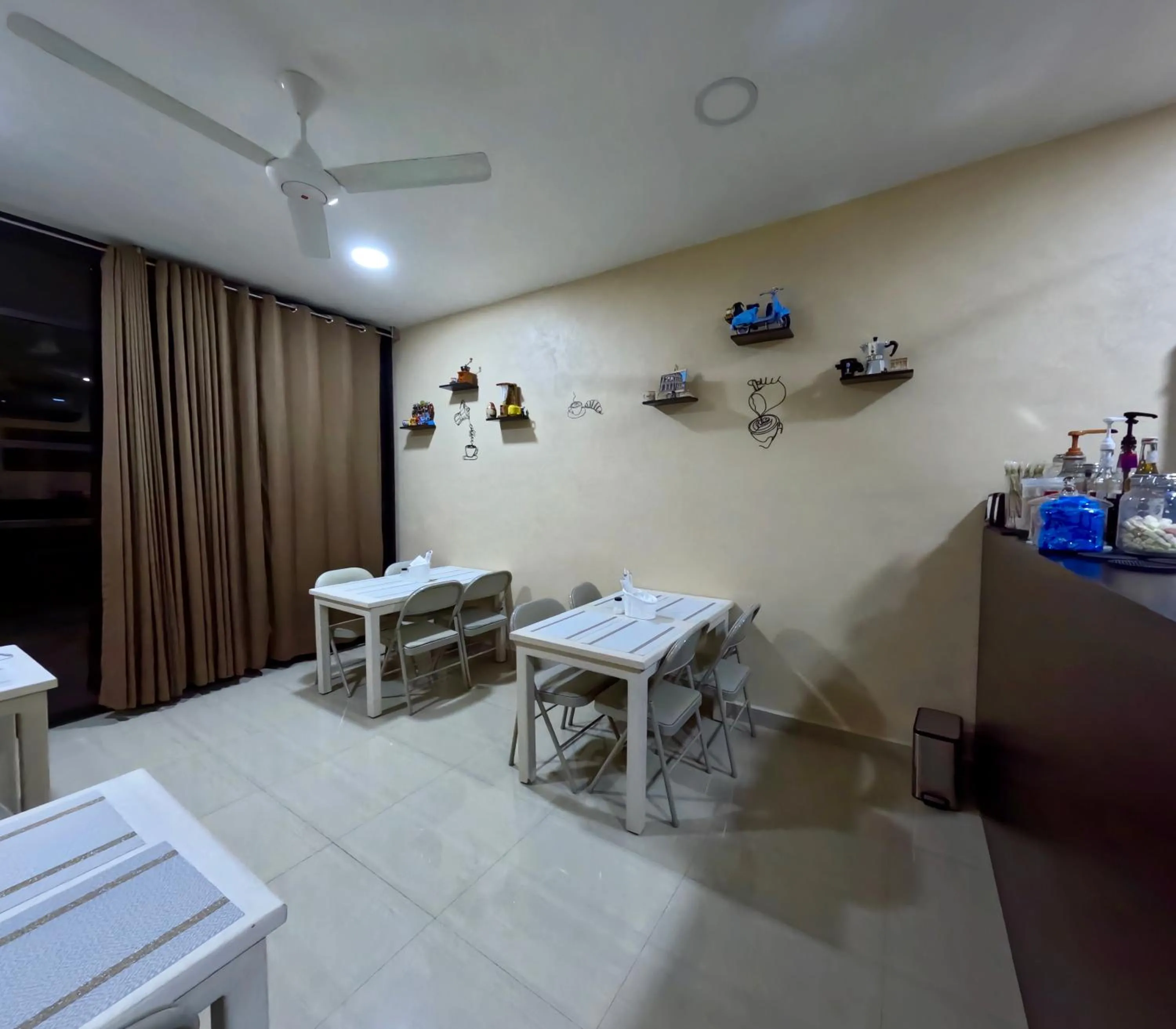 Restaurant/places to eat in Hotel Avila