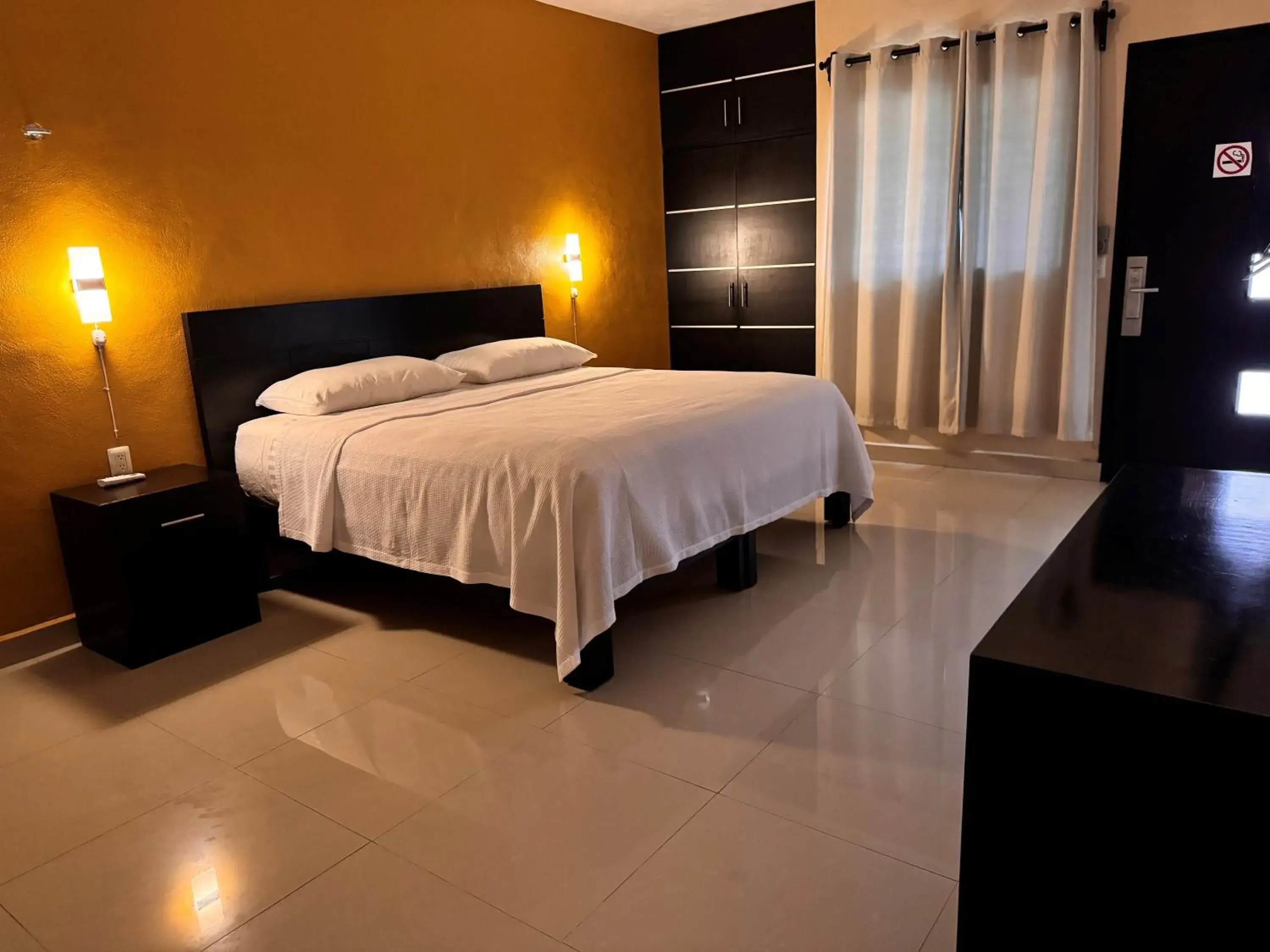 Standard King Room - single occupancy in Hotel Avila Standard King Room - single occupancy in Hotel Avila