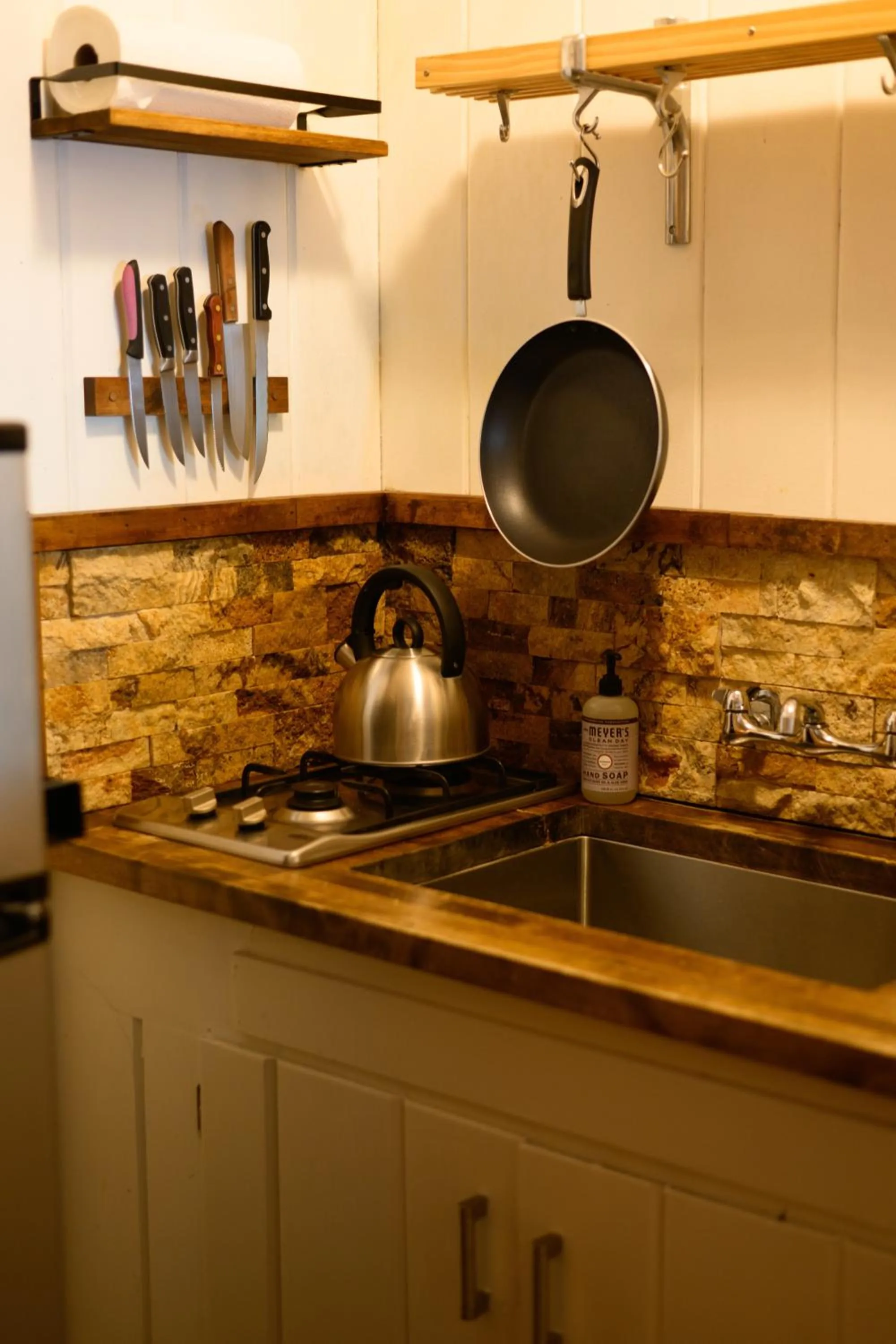 Kitchen or kitchenette in Lake Front Cabins