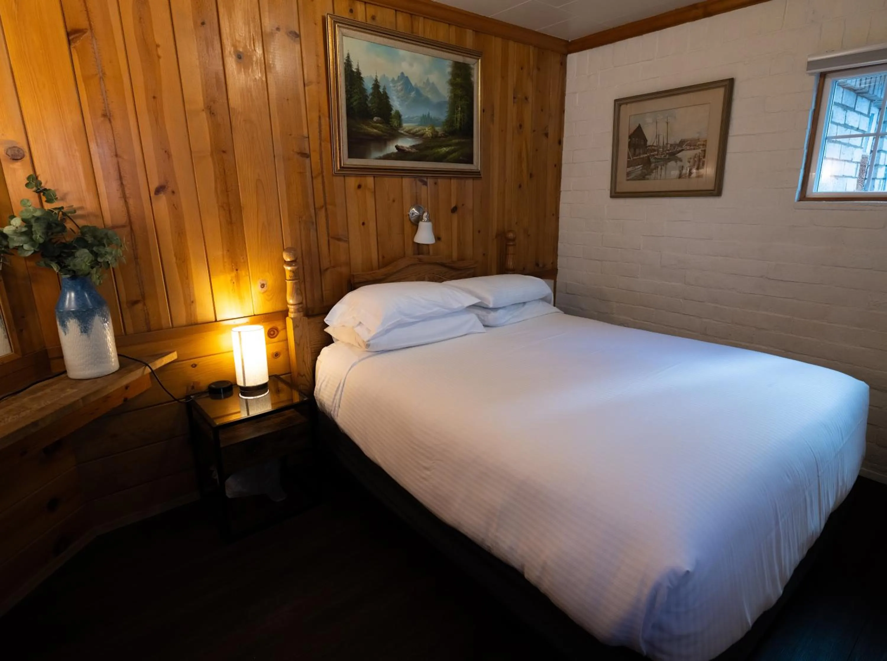 Bedroom, Bed in Lake Front Cabins