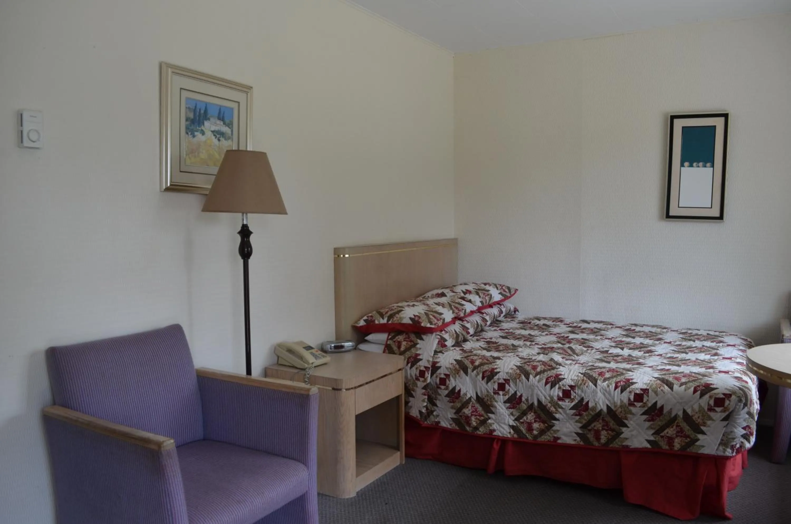 Bed in Seaside Villa Motel & RV Park