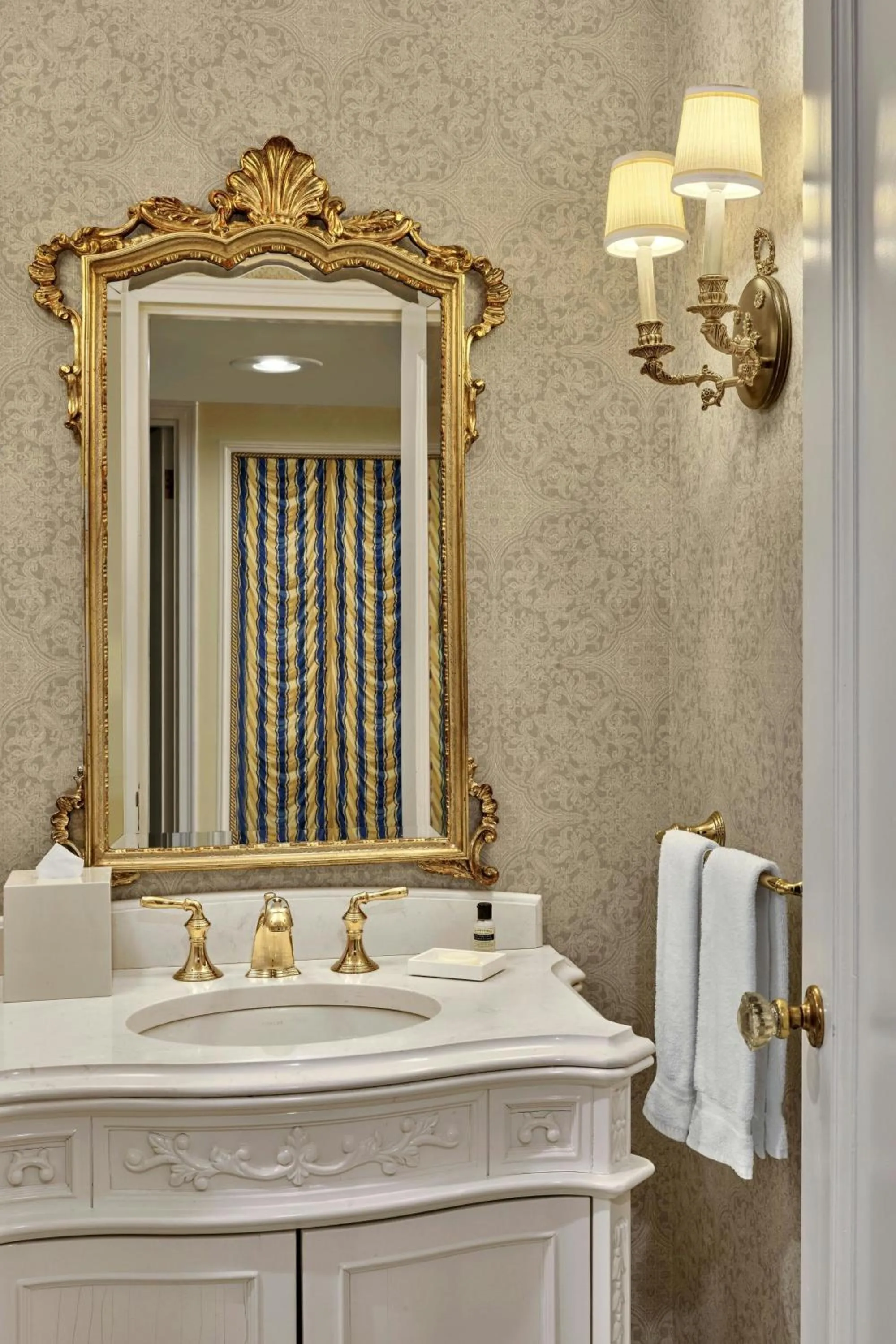 Photo of the whole room in The Hotel Saskatchewan, Autograph Collection