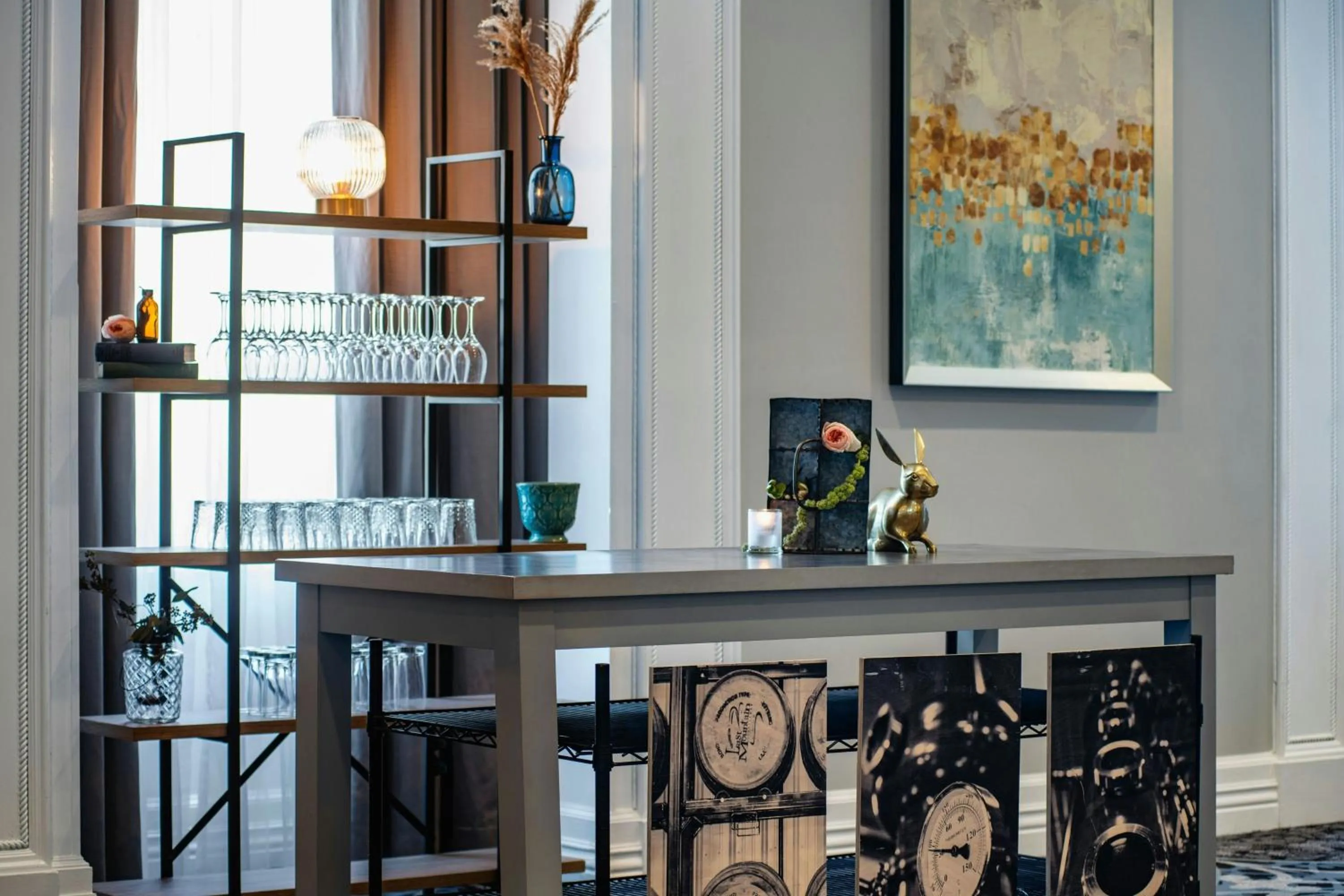 Lounge or bar in The Hotel Saskatchewan, Autograph Collection