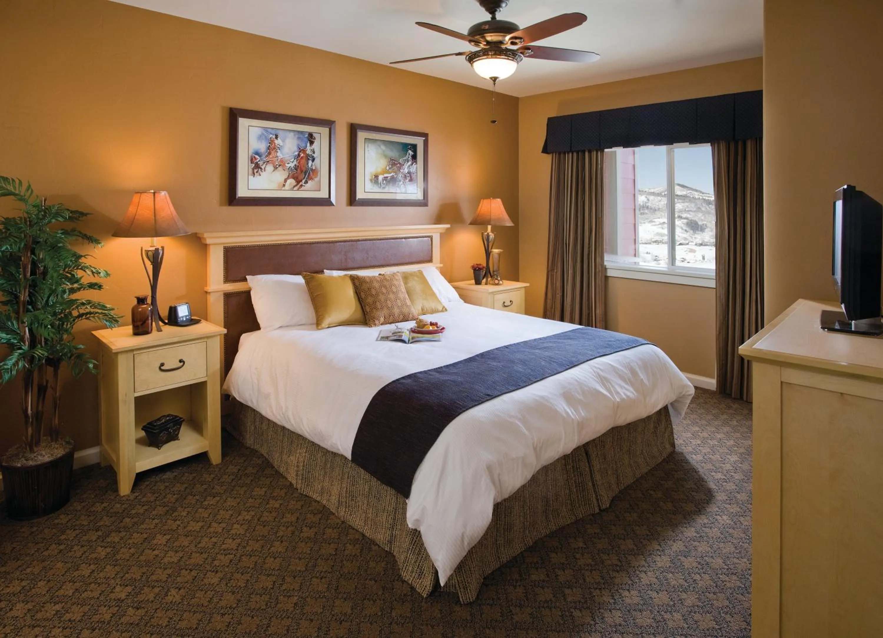 Photo of the whole room, Bed in Club Wyndham Steamboat Springs