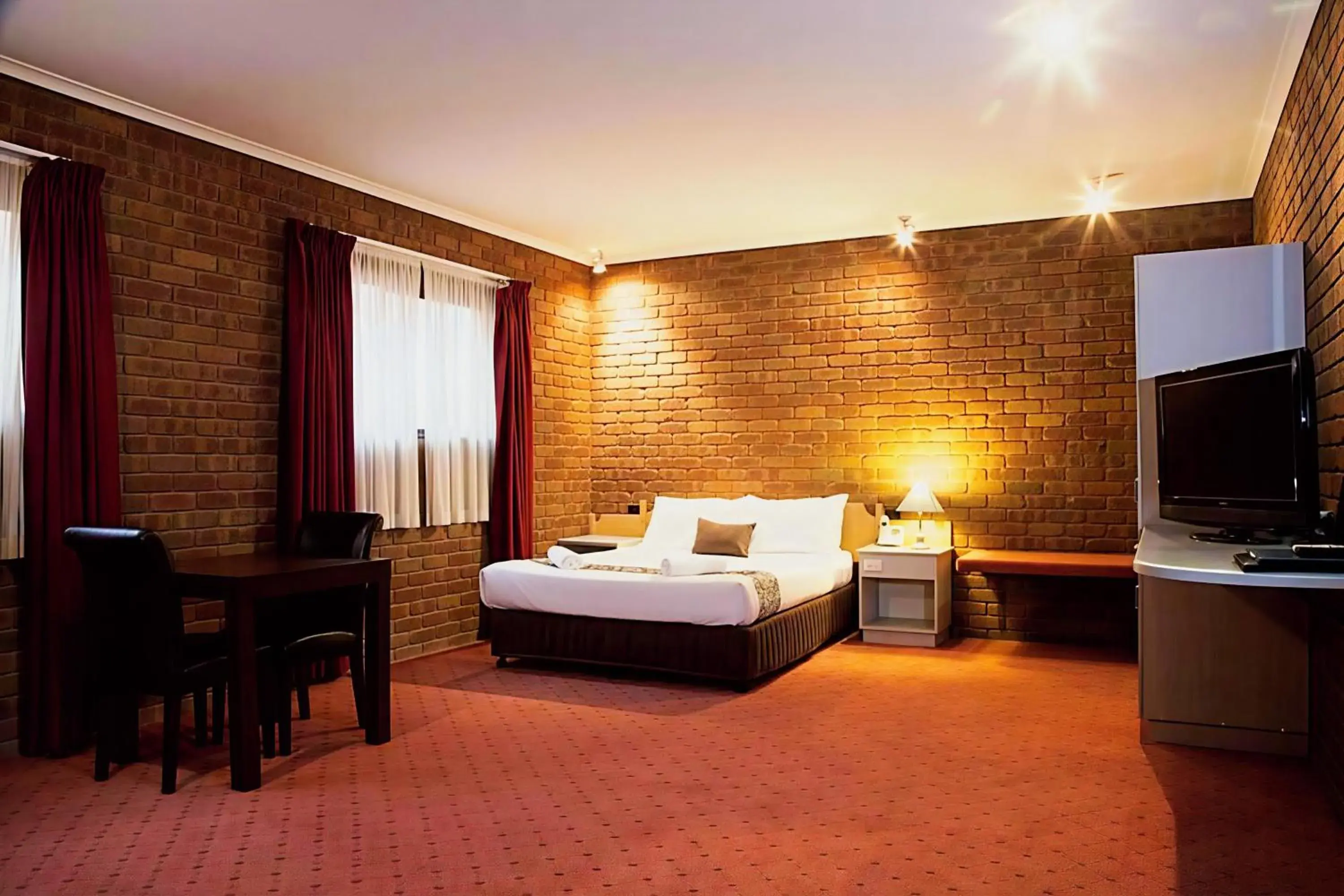 Suite with Spa Bath in Fountain Court Motor Inn Albury Suite with Spa Bath in Fountain Court Motor Inn Albury