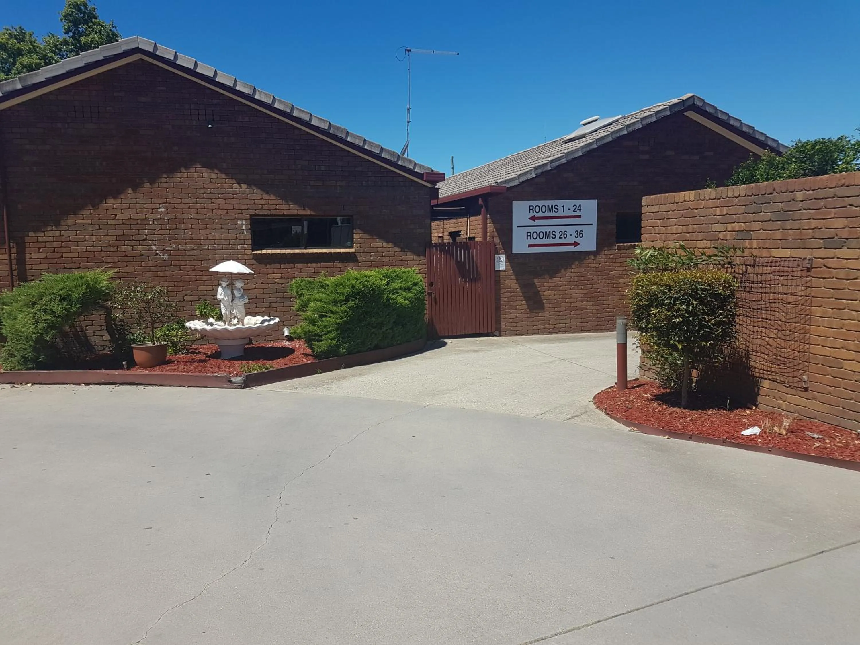 Property building in Fountain Court Motor Inn Albury