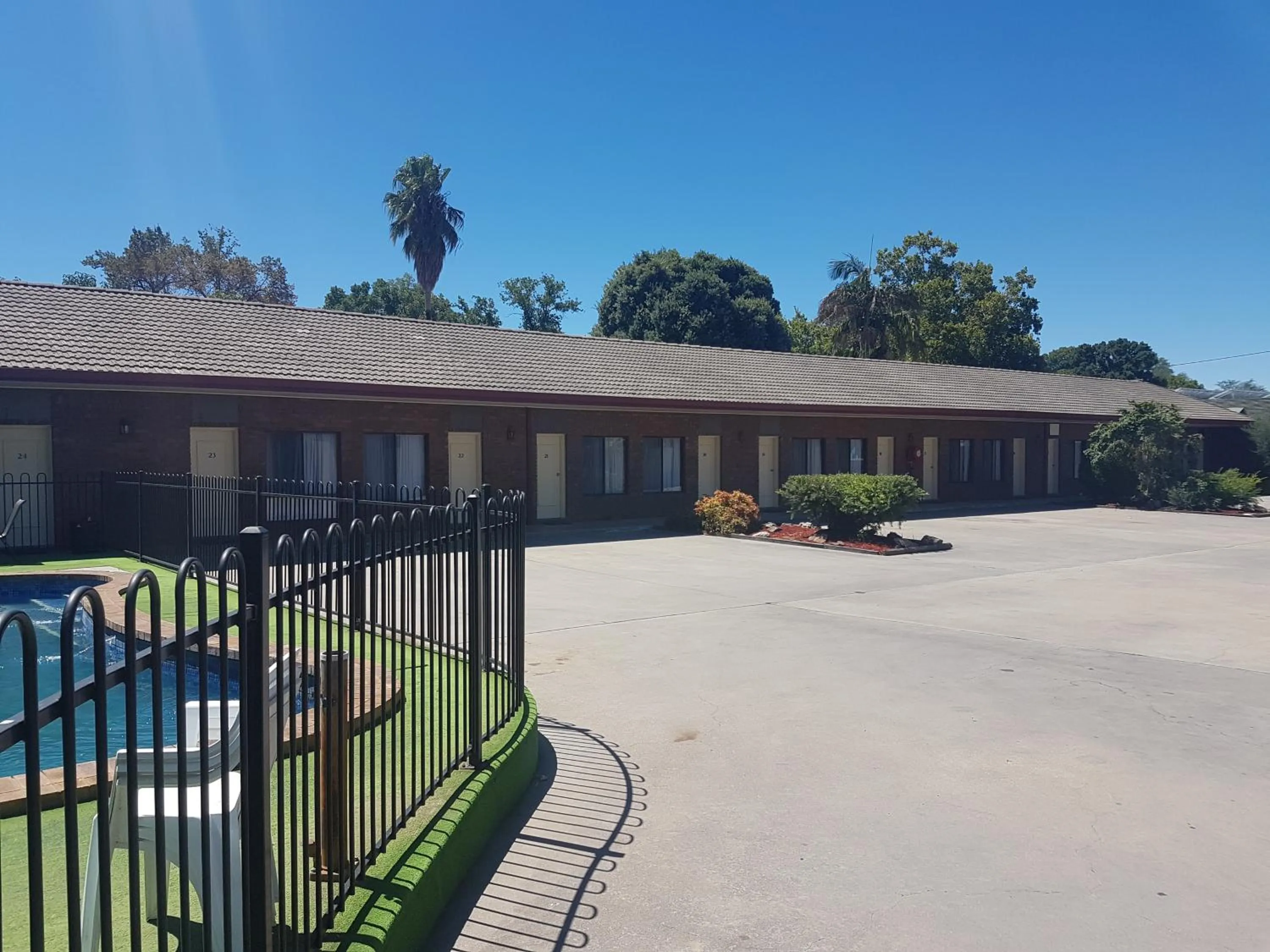 Property building in Fountain Court Motor Inn Albury