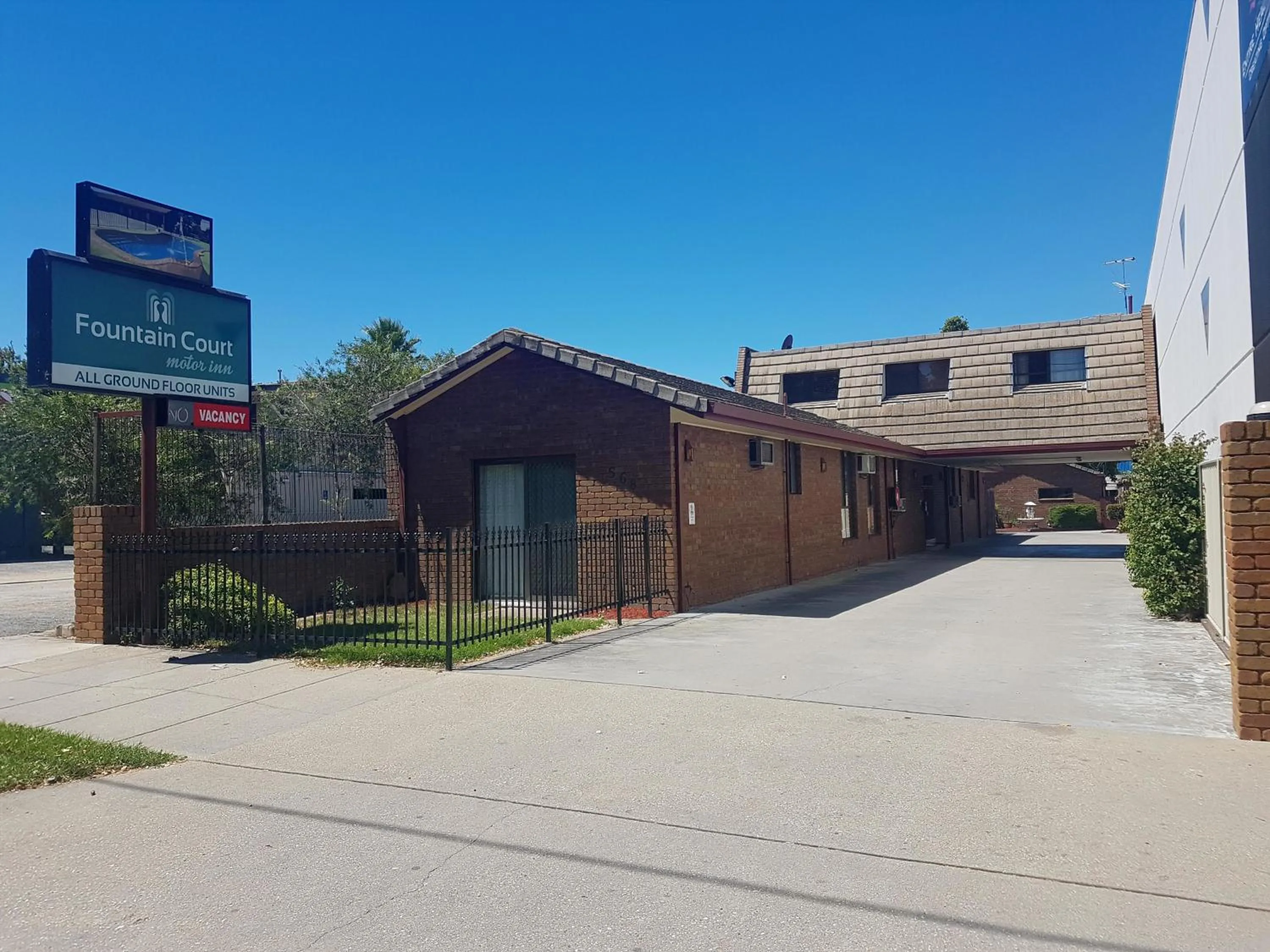 Property building in Fountain Court Motor Inn Albury