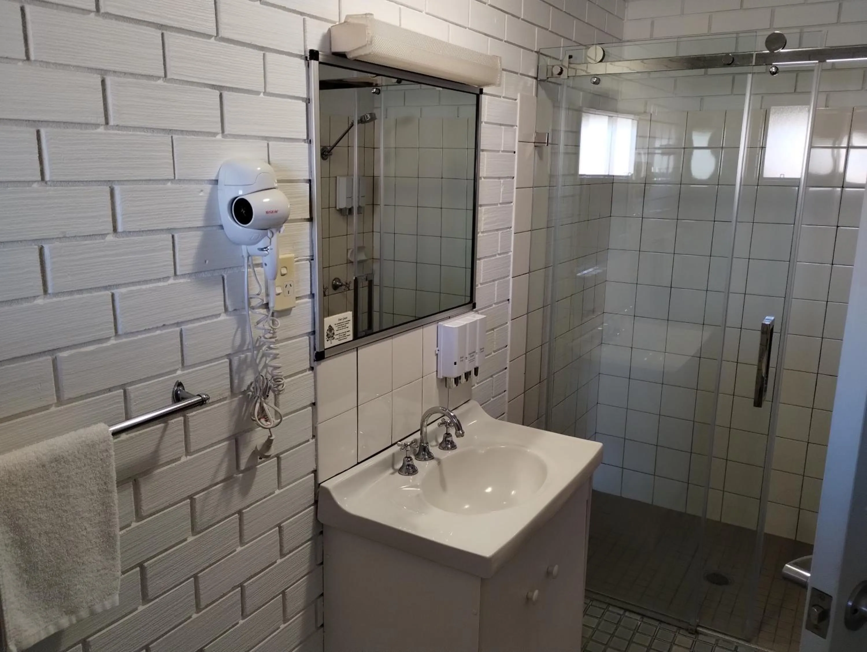 Bathroom in Junction Motel Wagga