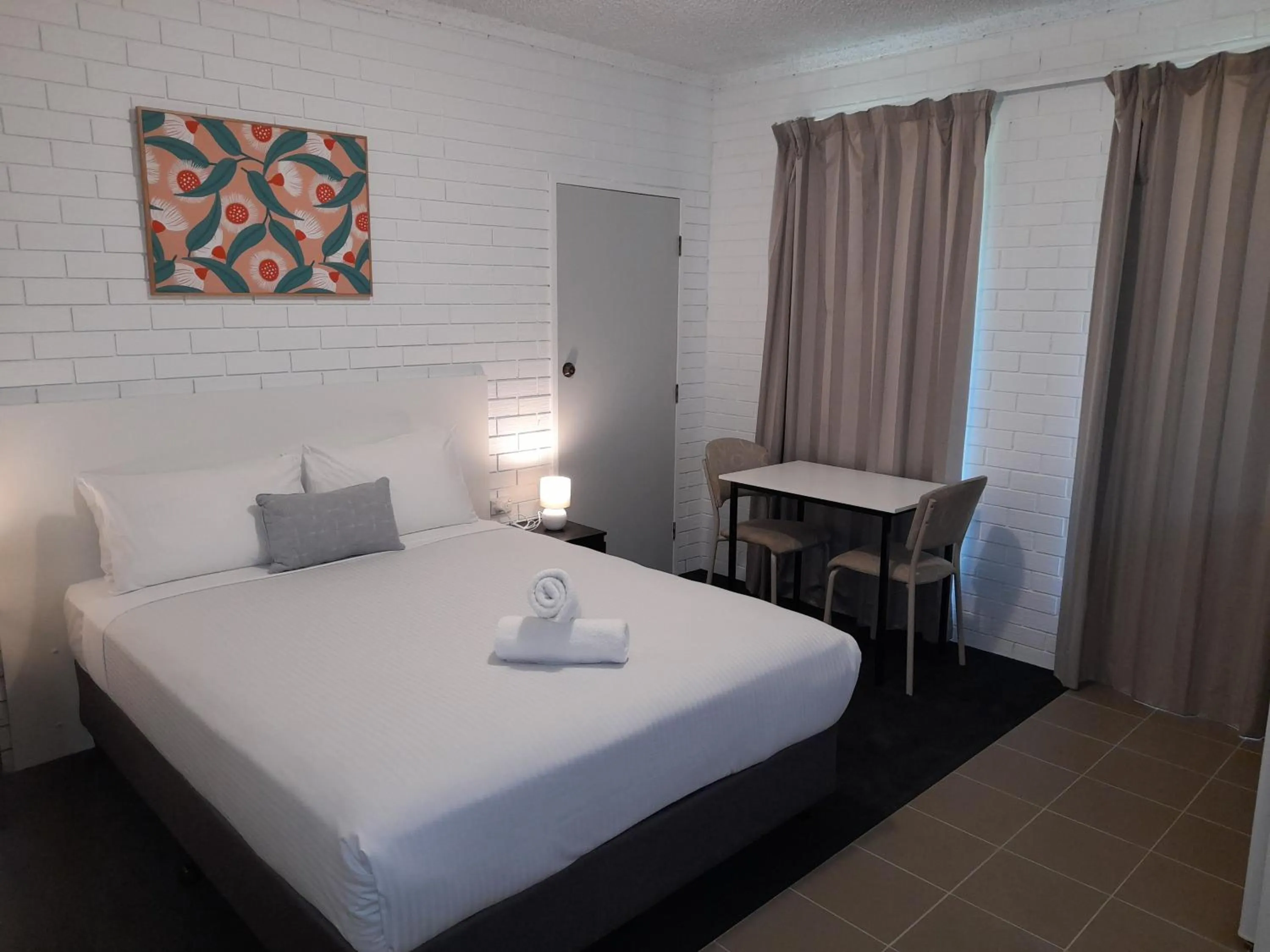 Bed in Junction Motel Wagga