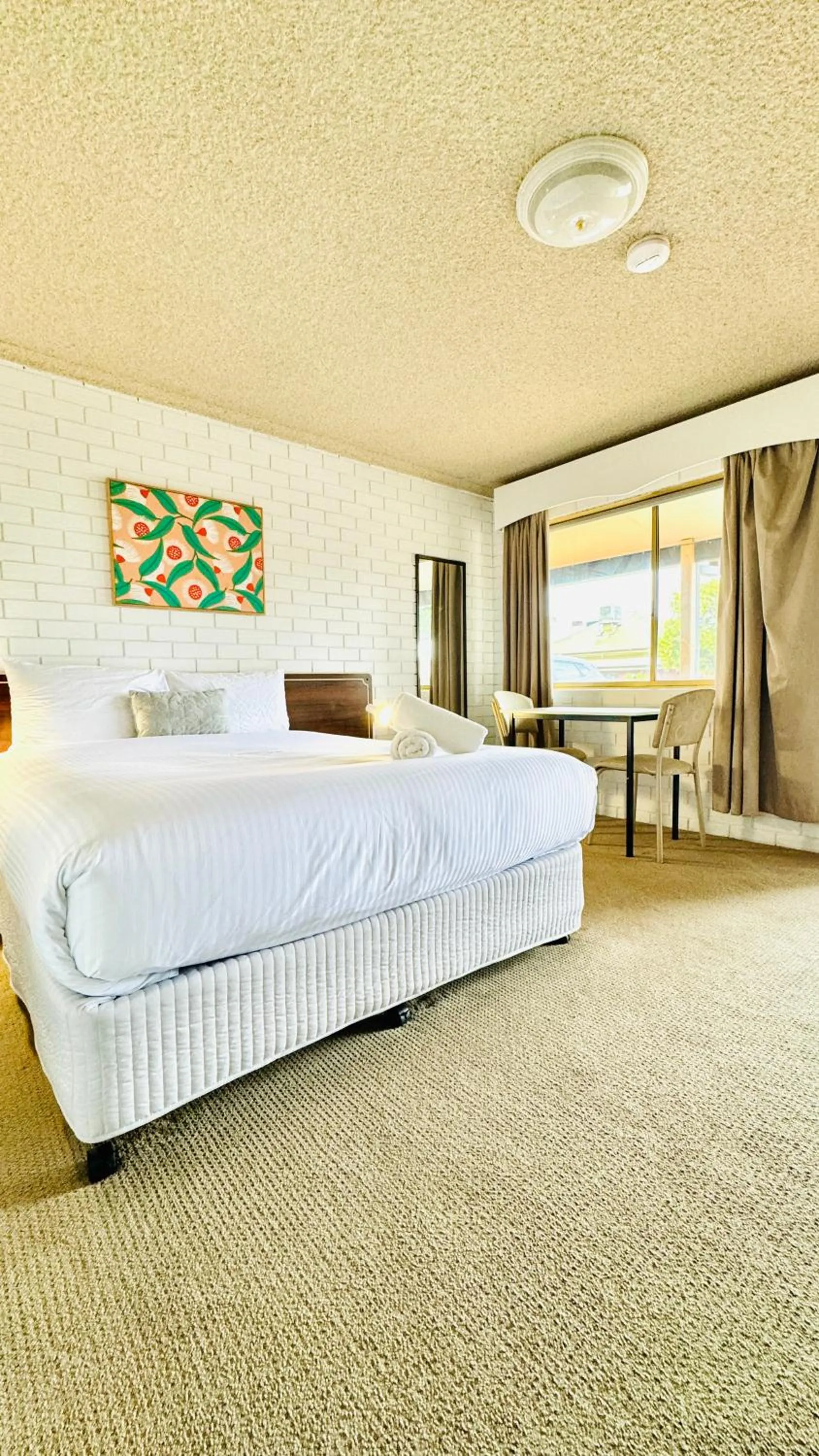 Bed in Junction Motel Wagga