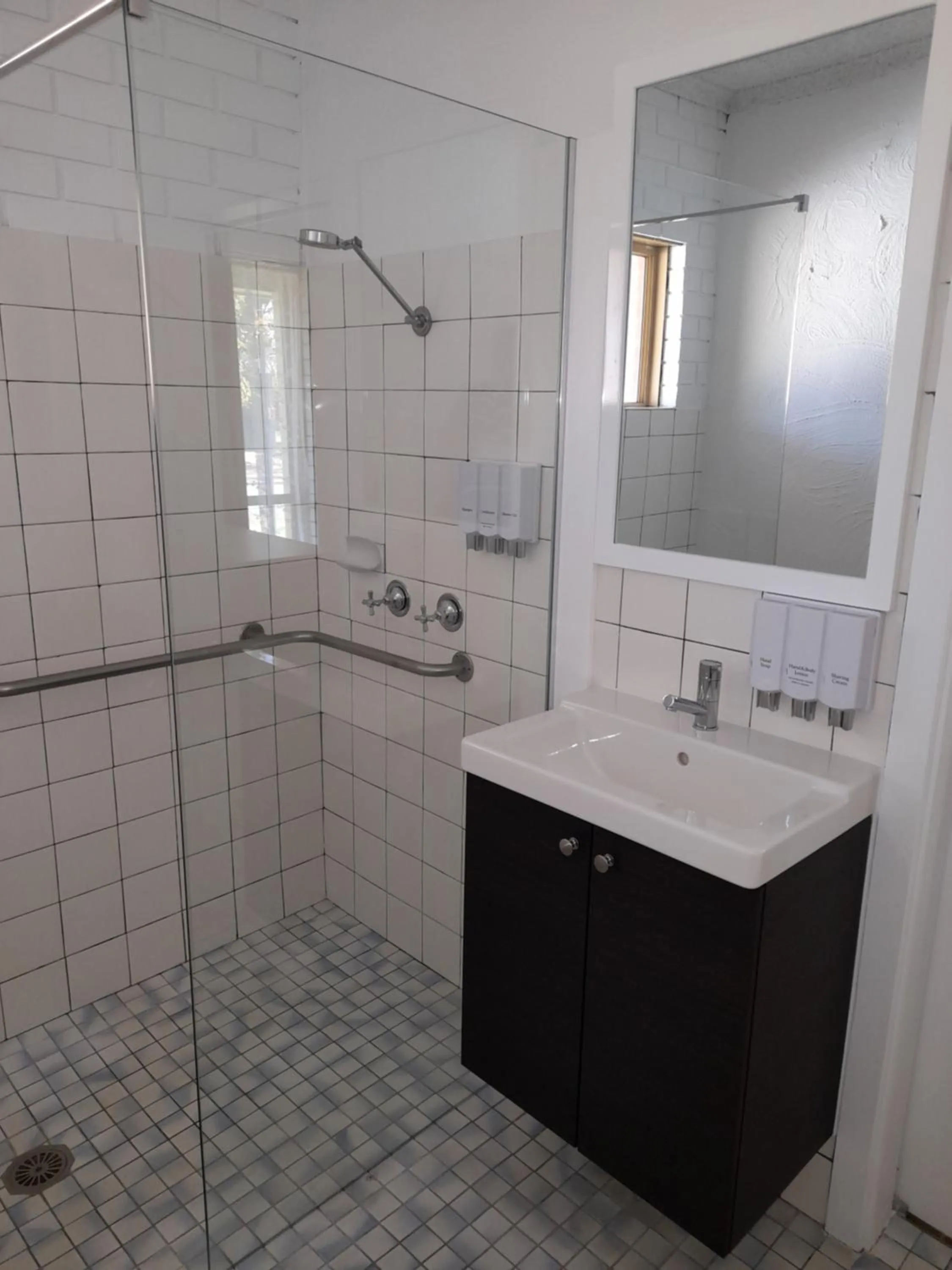 Shower in Junction Motel Wagga