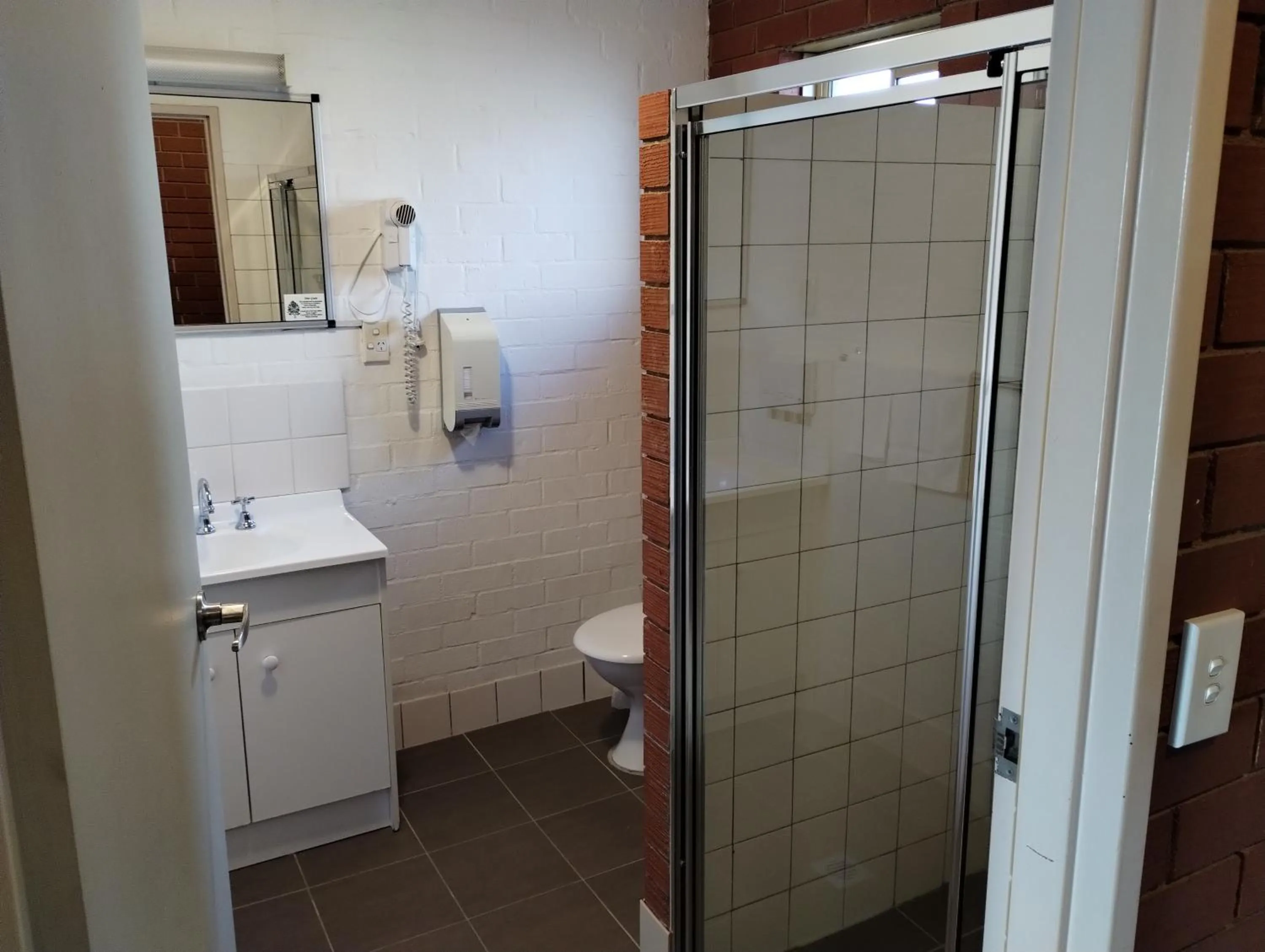 Bathroom in Junction Motel Wagga
