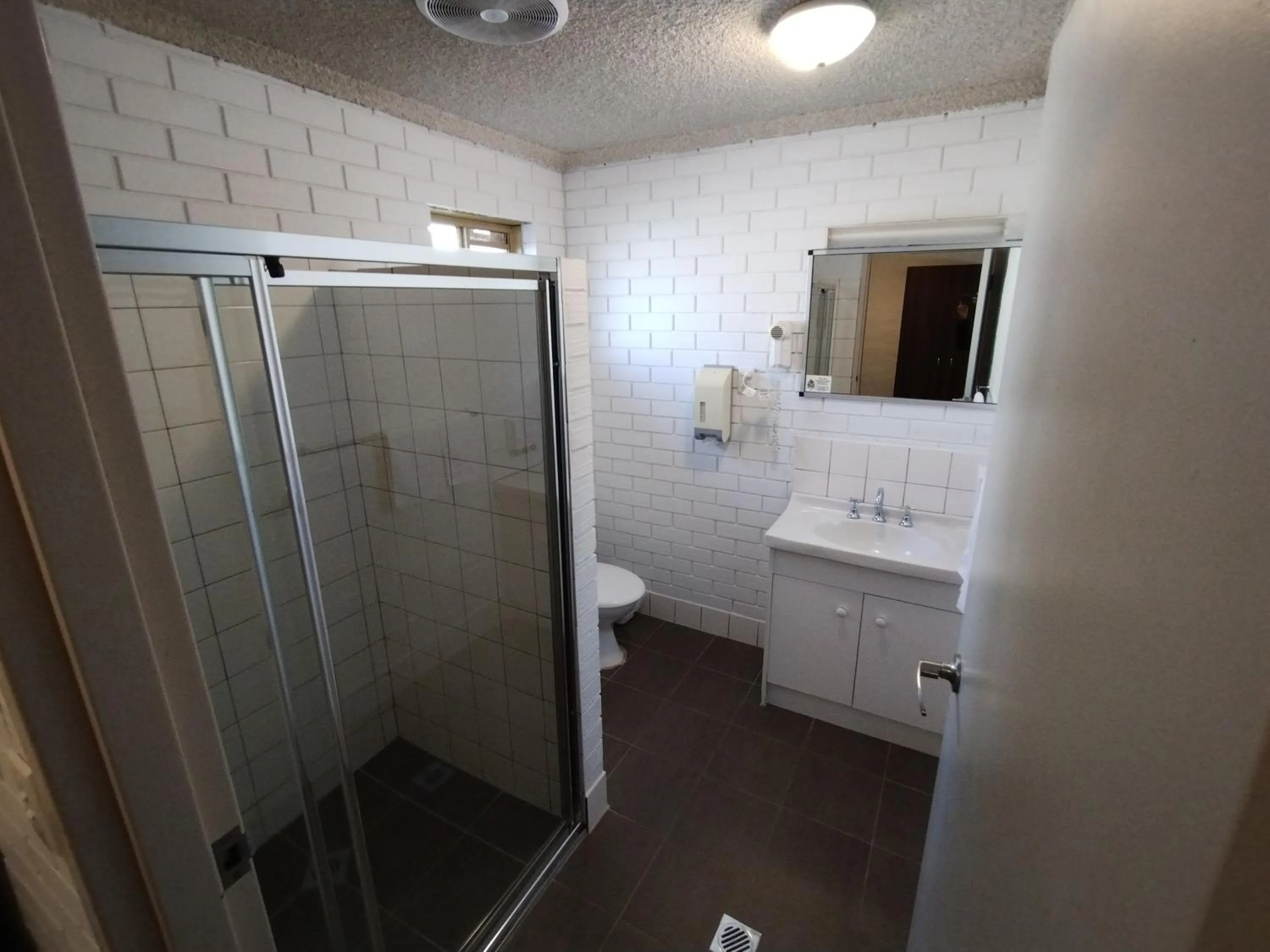 Bathroom in Junction Motel Wagga