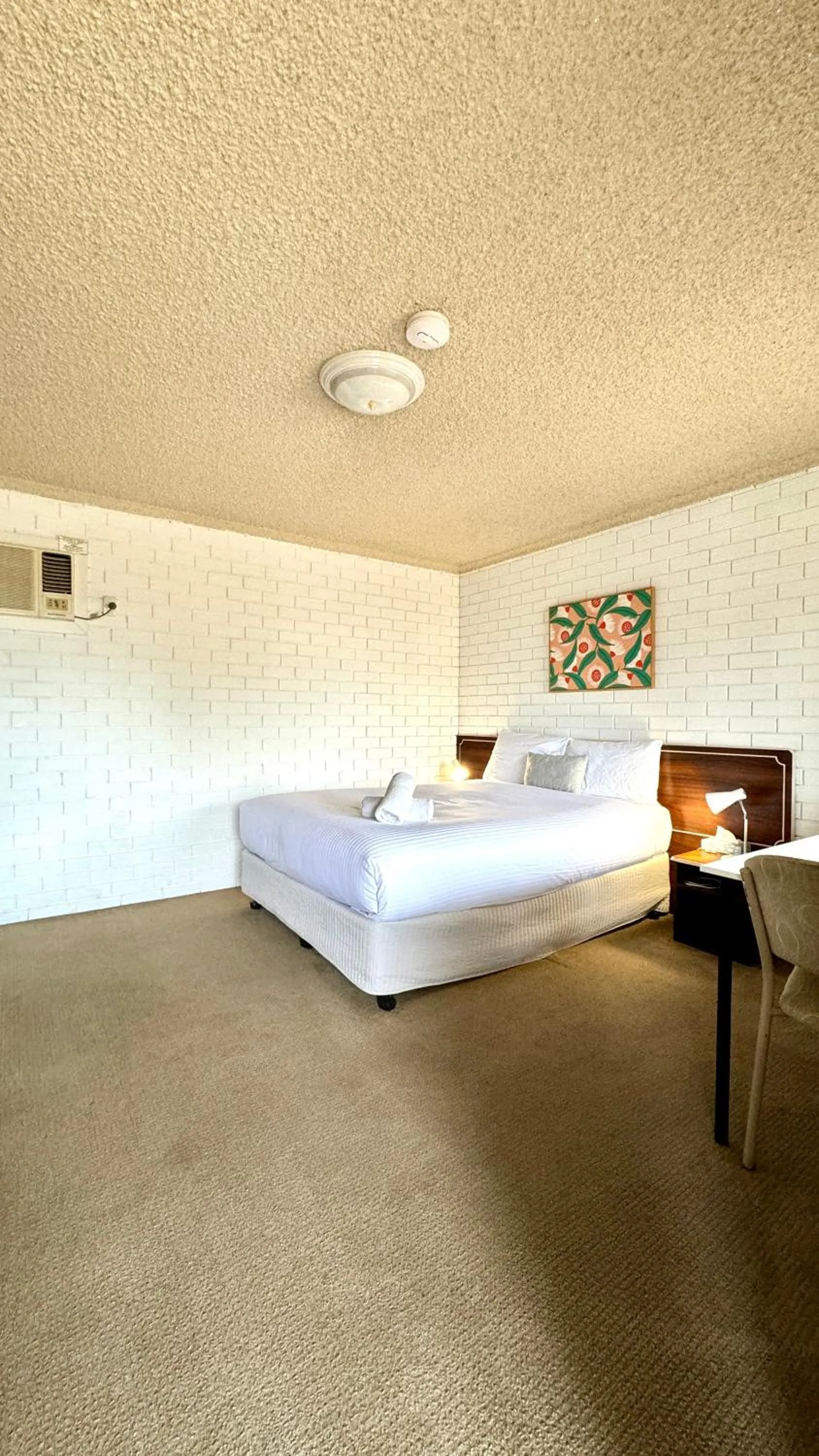 Bed in Junction Motel Wagga