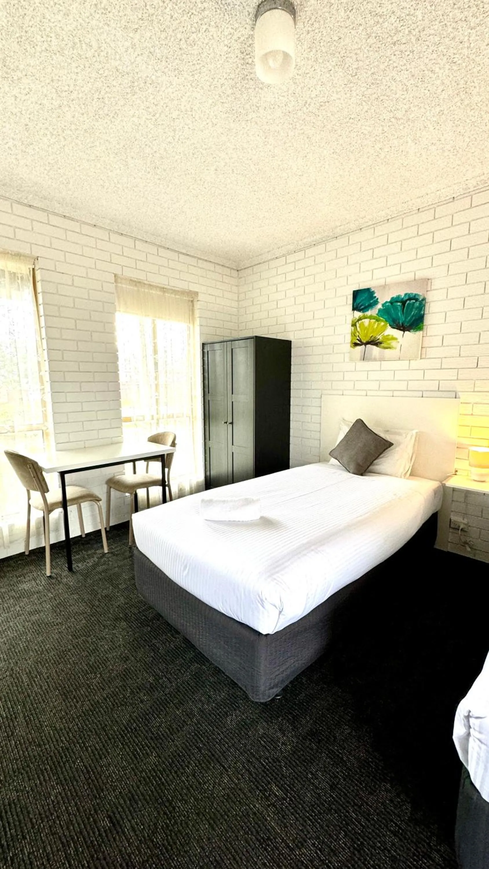 Bed in Junction Motel Wagga