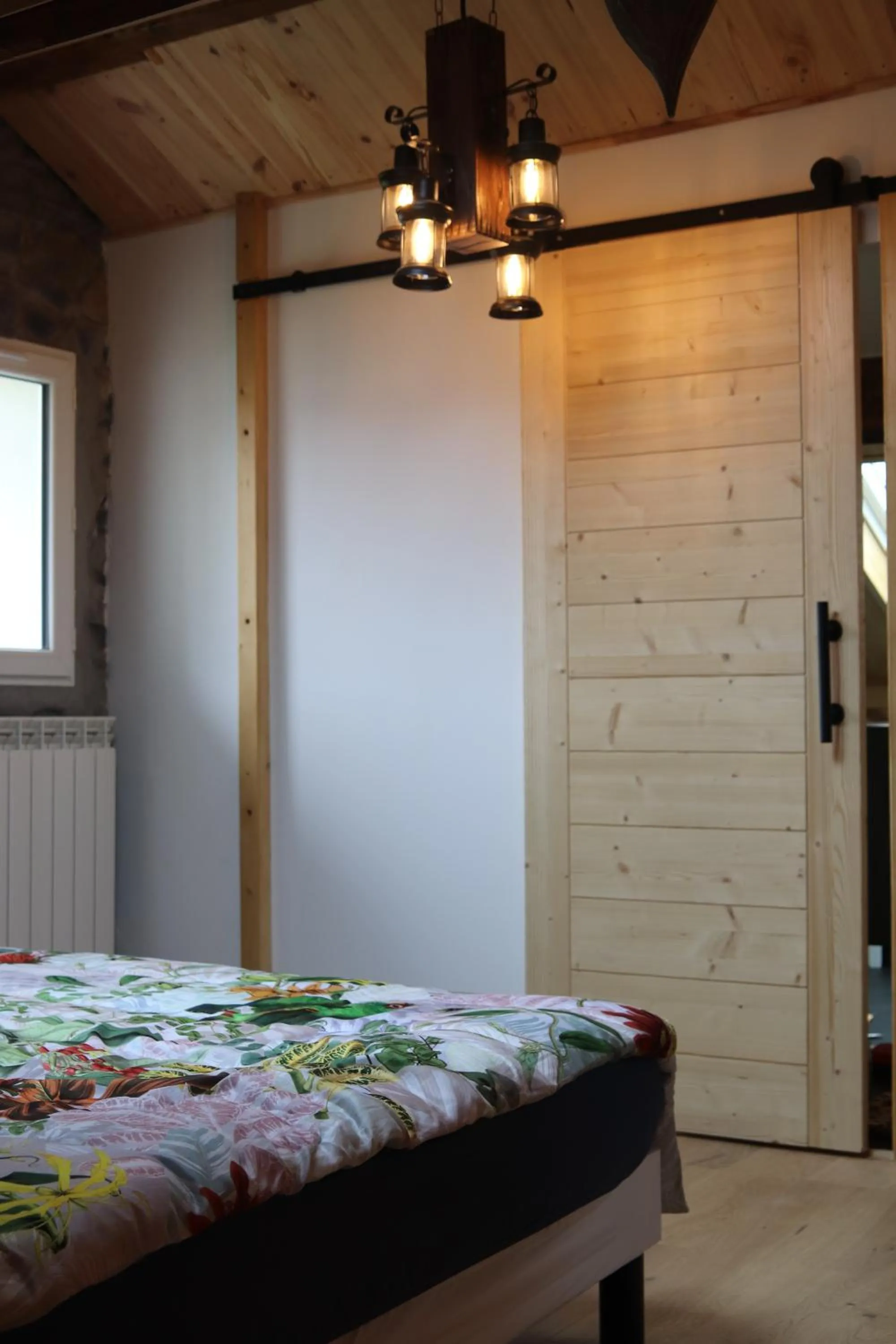 Bathroom, Bed in Chambres d'hôtes "HOR DAGO" près de la gare d'Hendaye avec le petit-déjeuner