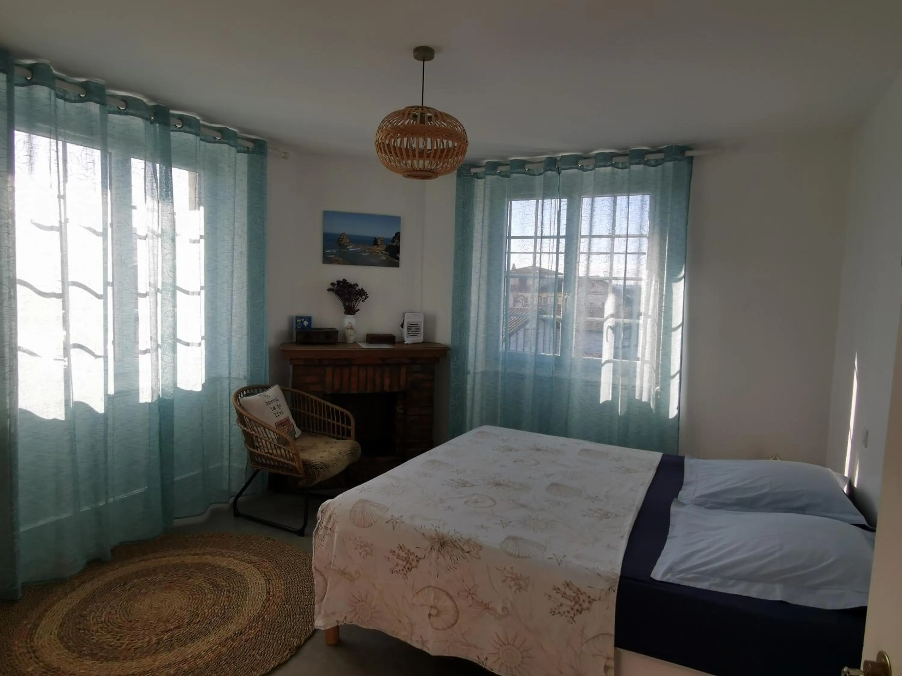 Bed in Chambres d'hôtes "HOR DAGO" près de la gare d'Hendaye avec le petit-déjeuner