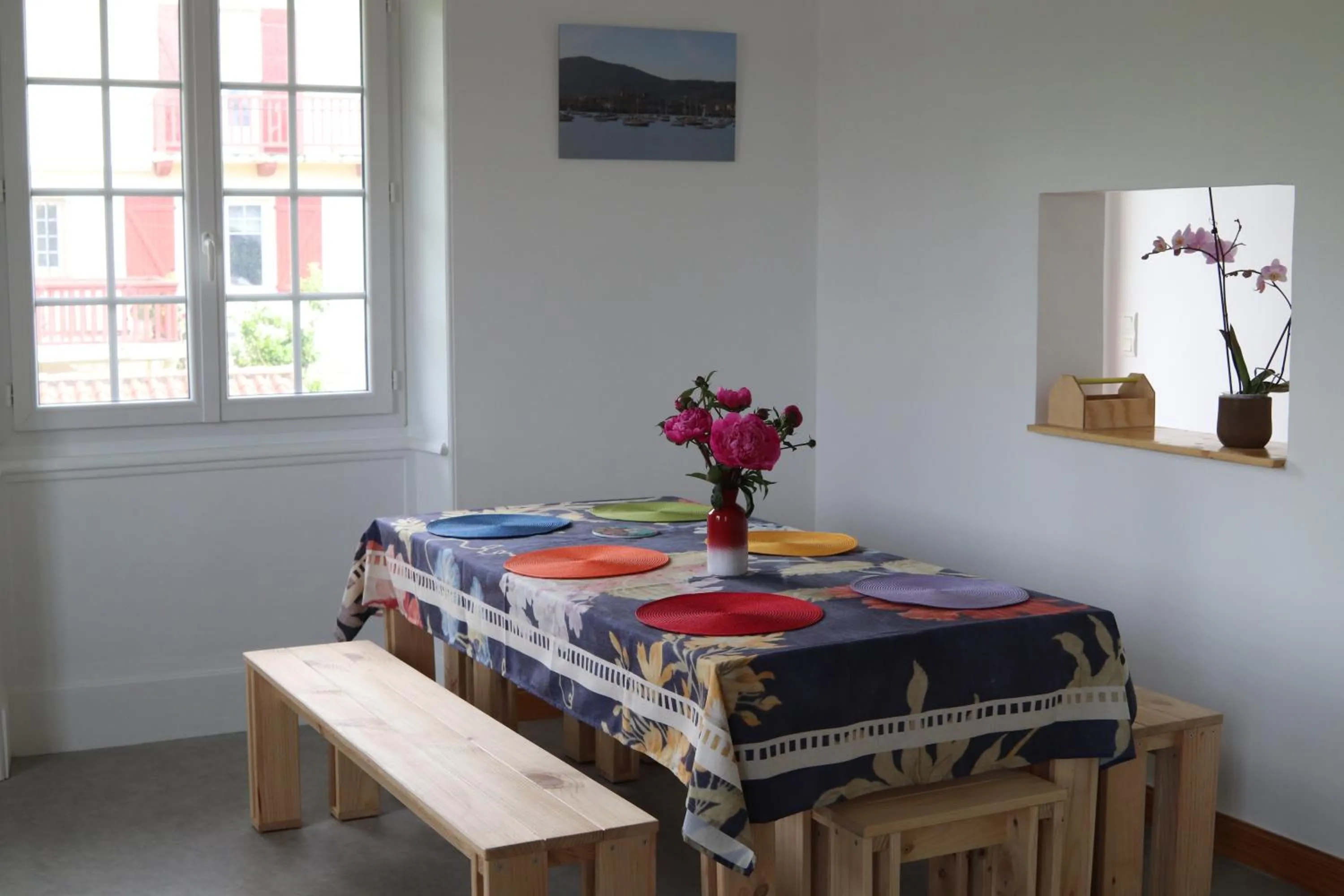 Dining area in Chambres d'hôtes "HOR DAGO" près de la gare d'Hendaye avec le petit-déjeuner