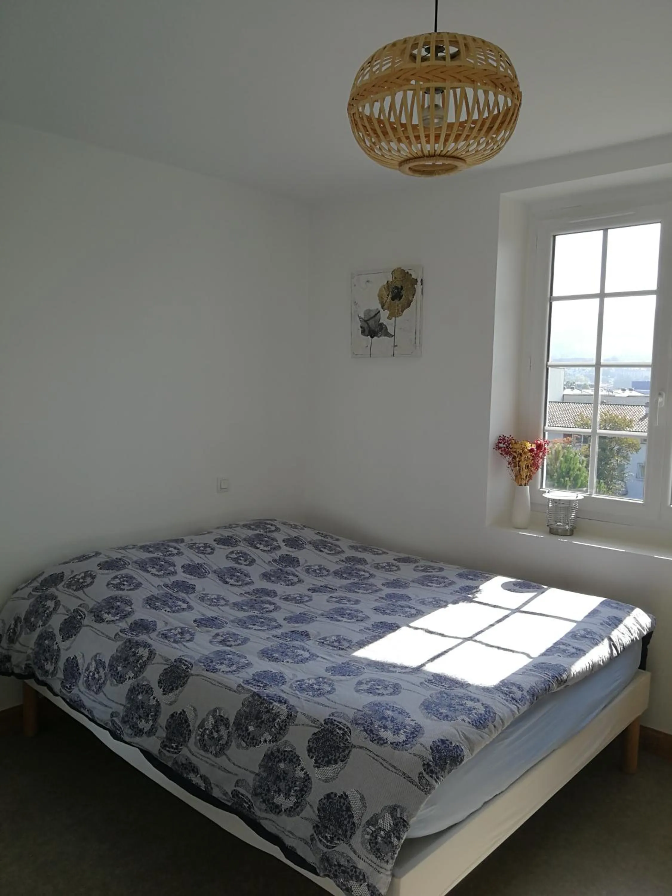 Photo of the whole room, Bed in Chambres d'hôtes "HOR DAGO" près de la gare d'Hendaye avec le petit-déjeuner