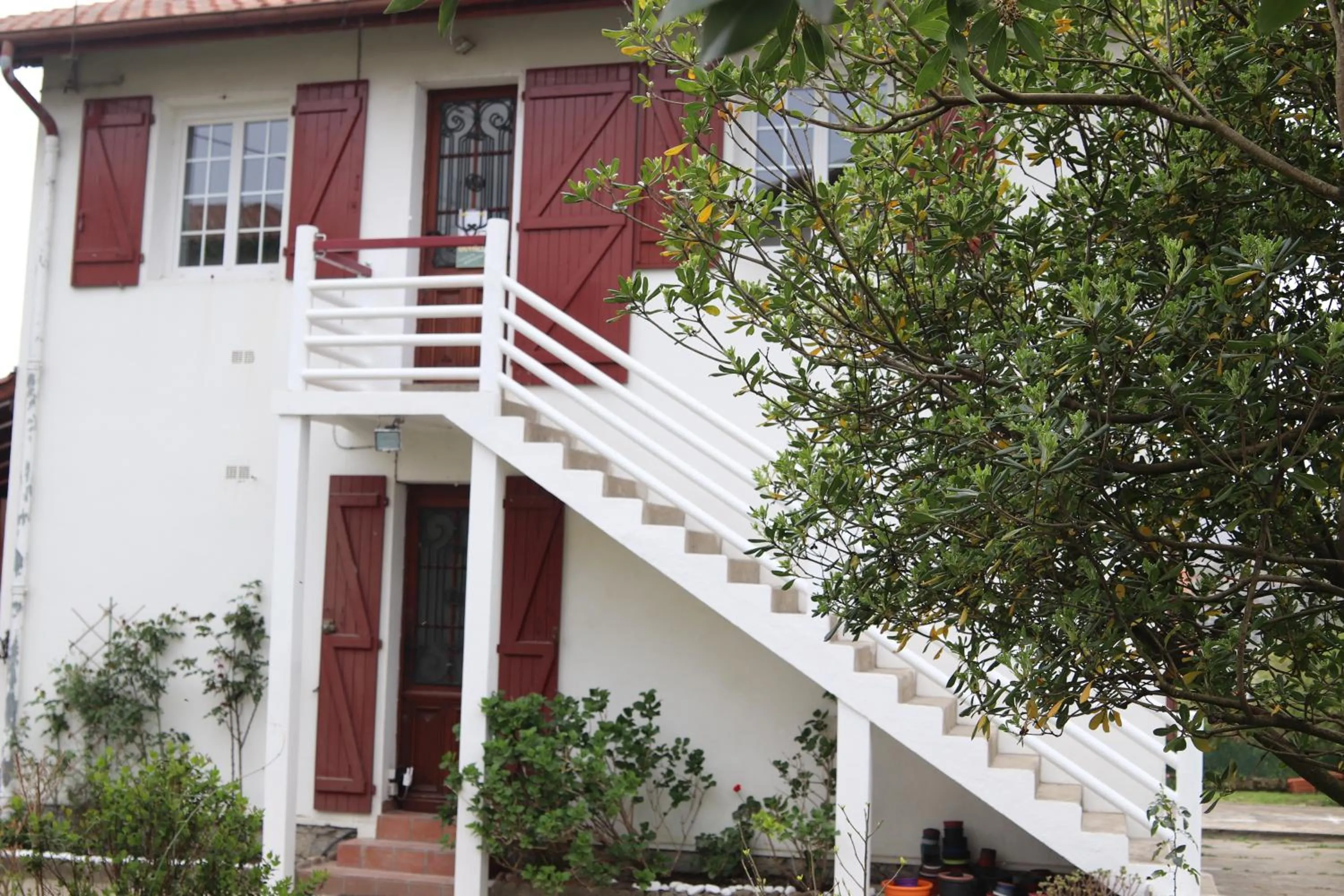 Facade/entrance in Chambres d'hôtes "HOR DAGO" près de la gare d'Hendaye avec le petit-déjeuner