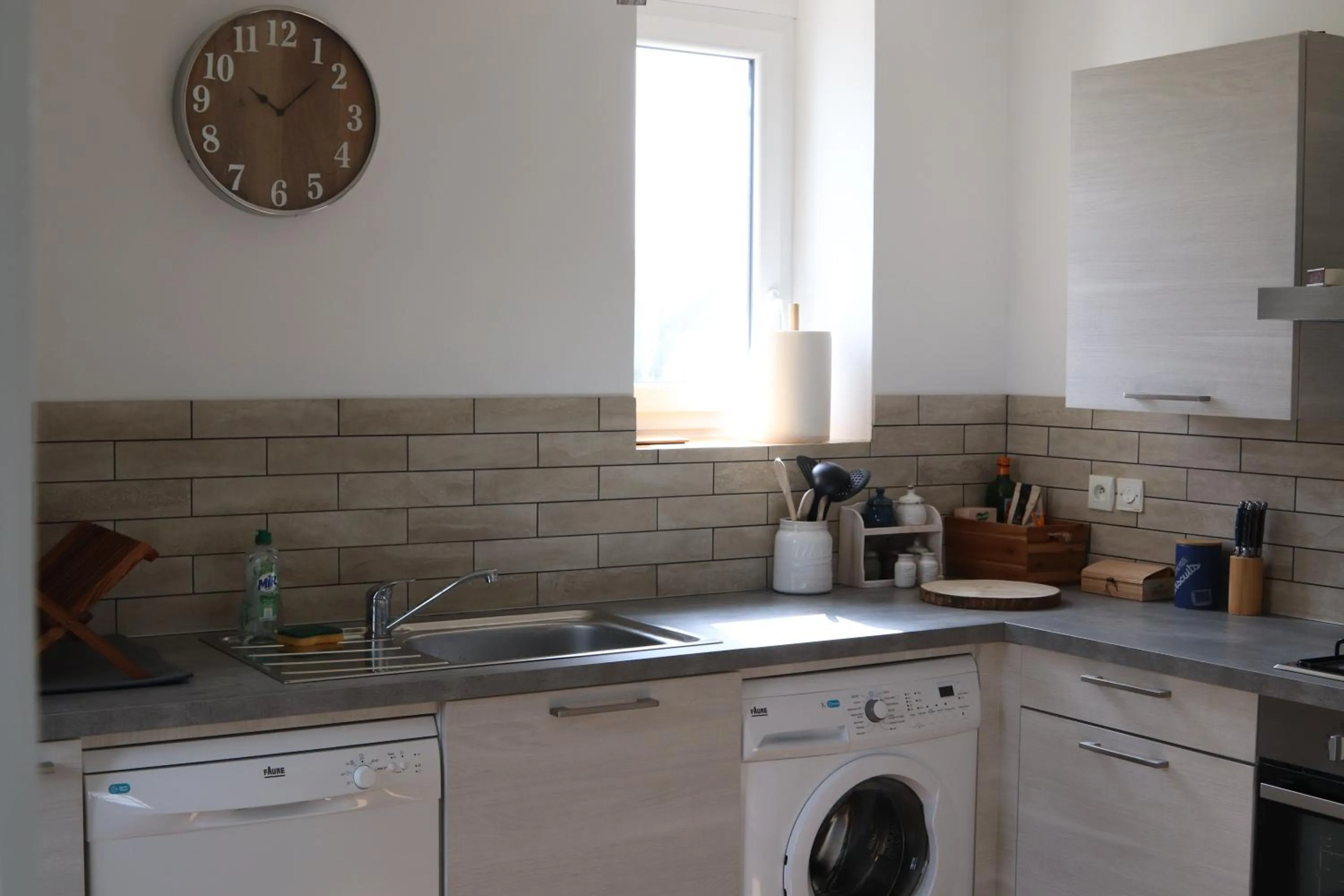 Communal kitchen in Chambres d'hôtes "HOR DAGO" près de la gare d'Hendaye avec le petit-déjeuner