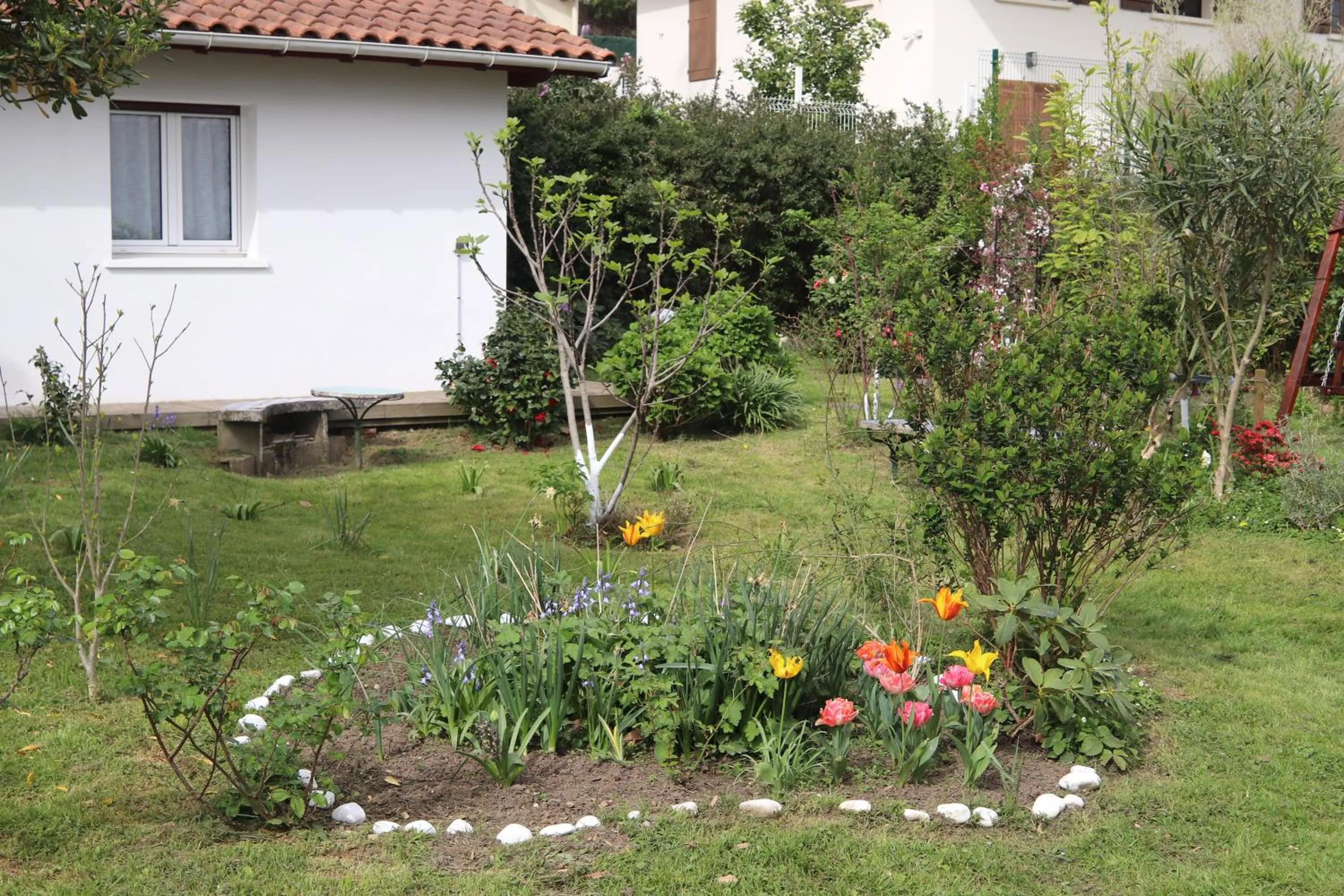 Garden in Chambres d'hôtes "HOR DAGO" près de la gare d'Hendaye avec le petit-déjeuner