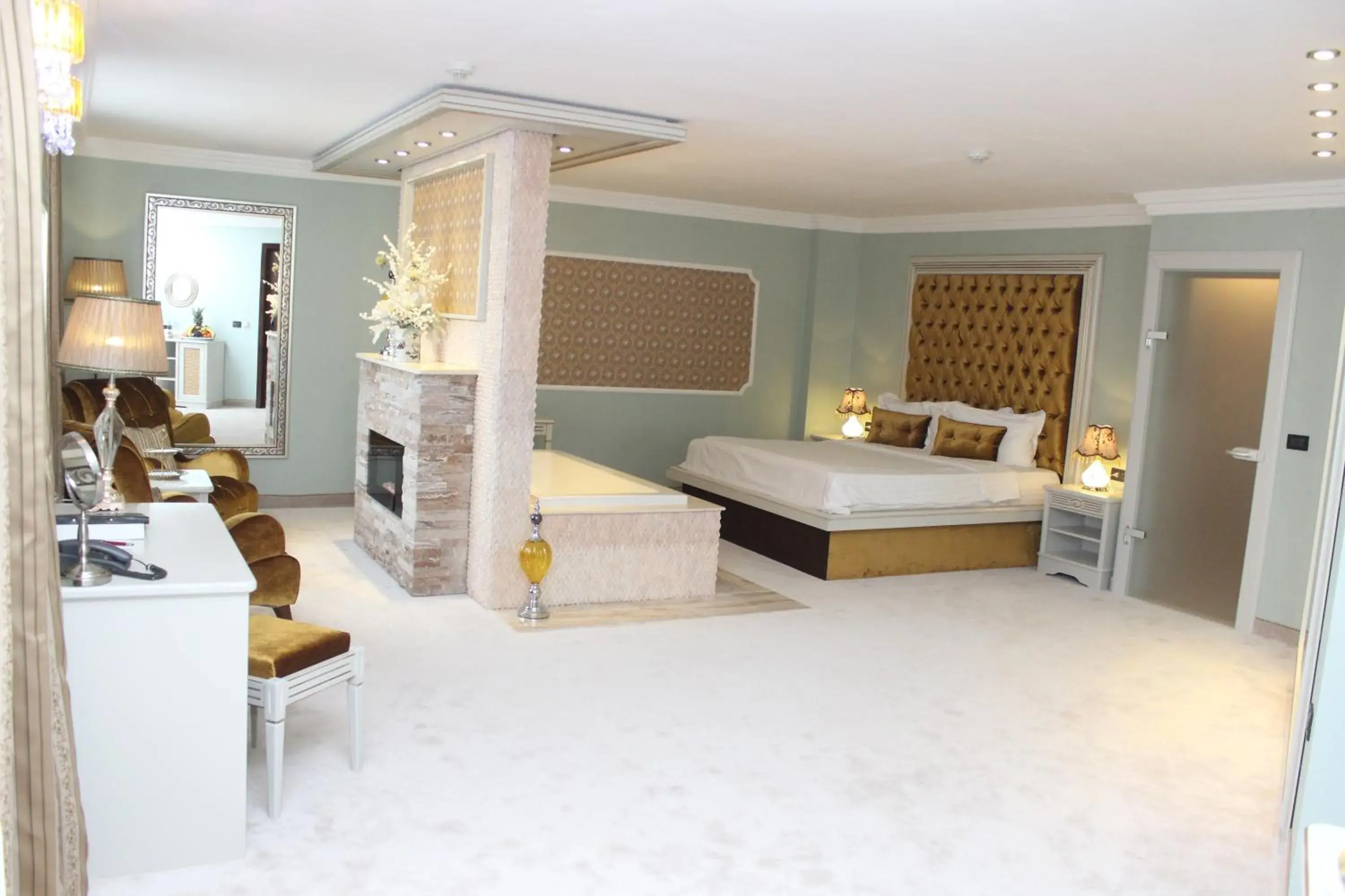 Coffee/tea facilities, Bed in Phoenicia Grand Hotel Coffee/tea facilities, Bed in Phoenicia Grand Hotel