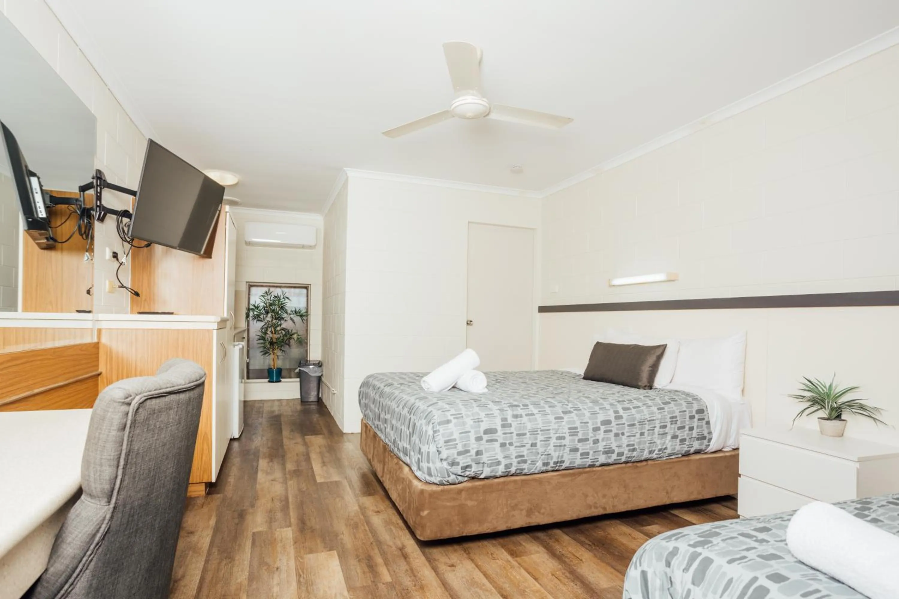 Bed in Billabong Lodge Motel