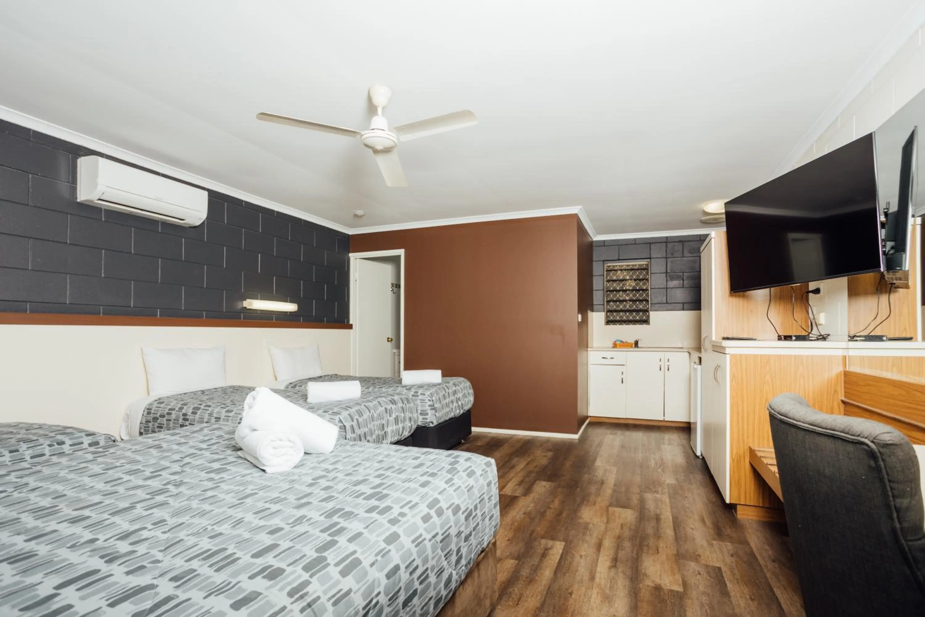 Bed in Billabong Lodge Motel