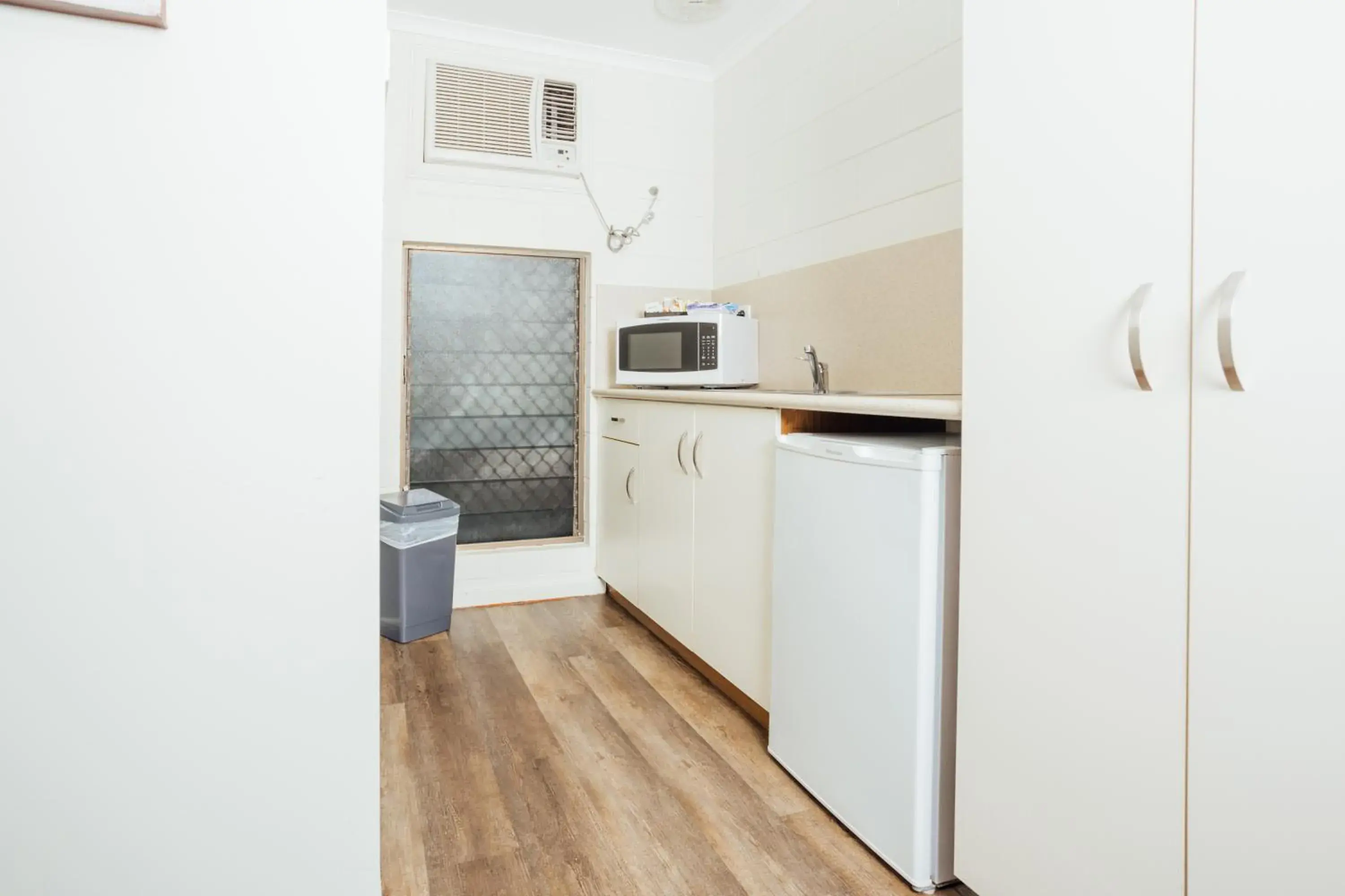 Executive King Room with Kitchenette in Billabong Lodge Motel Executive King Room with Kitchenette in Billabong Lodge Motel