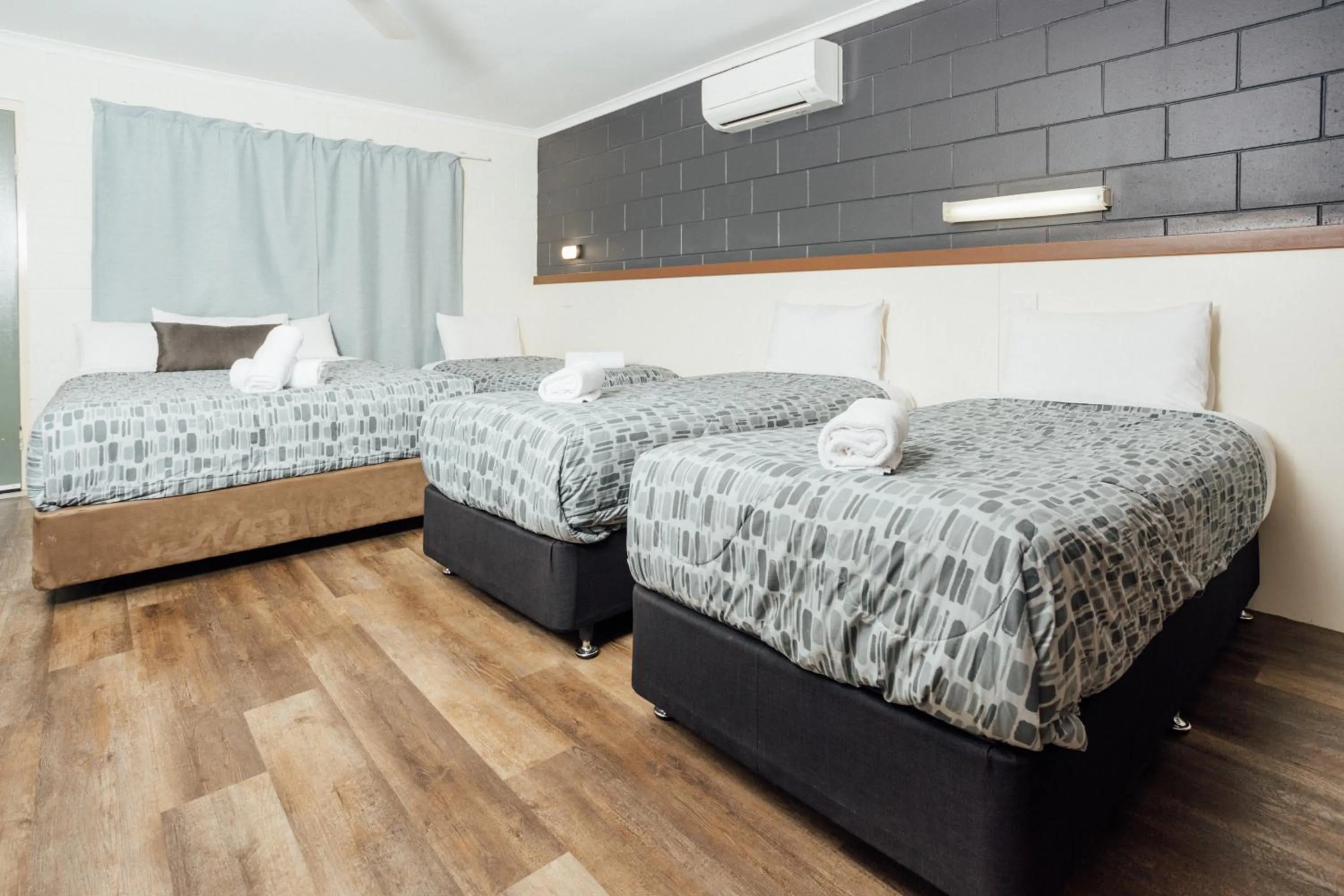 Bed in Billabong Lodge Motel